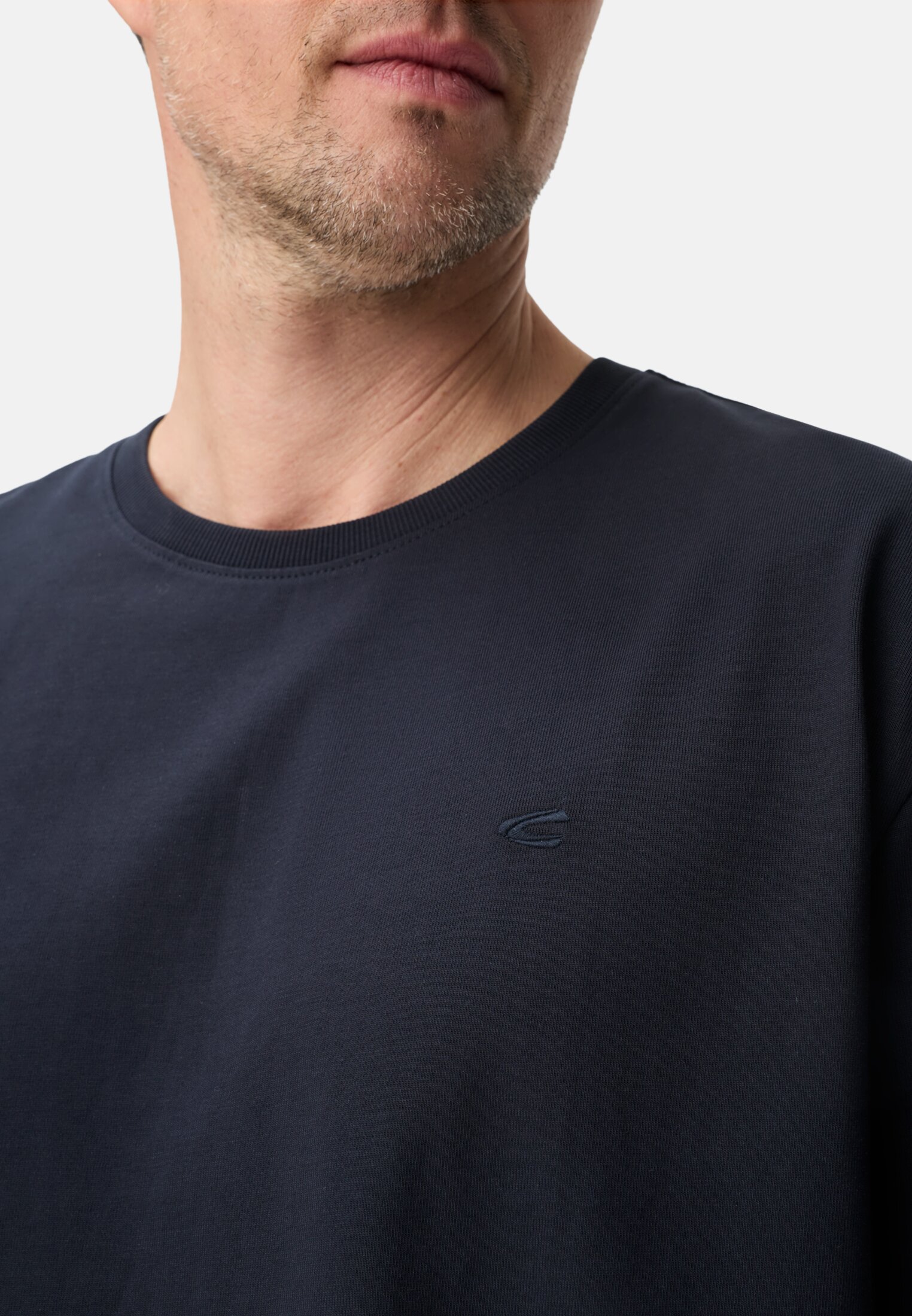 Heren T-shirt van puur katoen Donkerblauw gedragen detail dichtbij