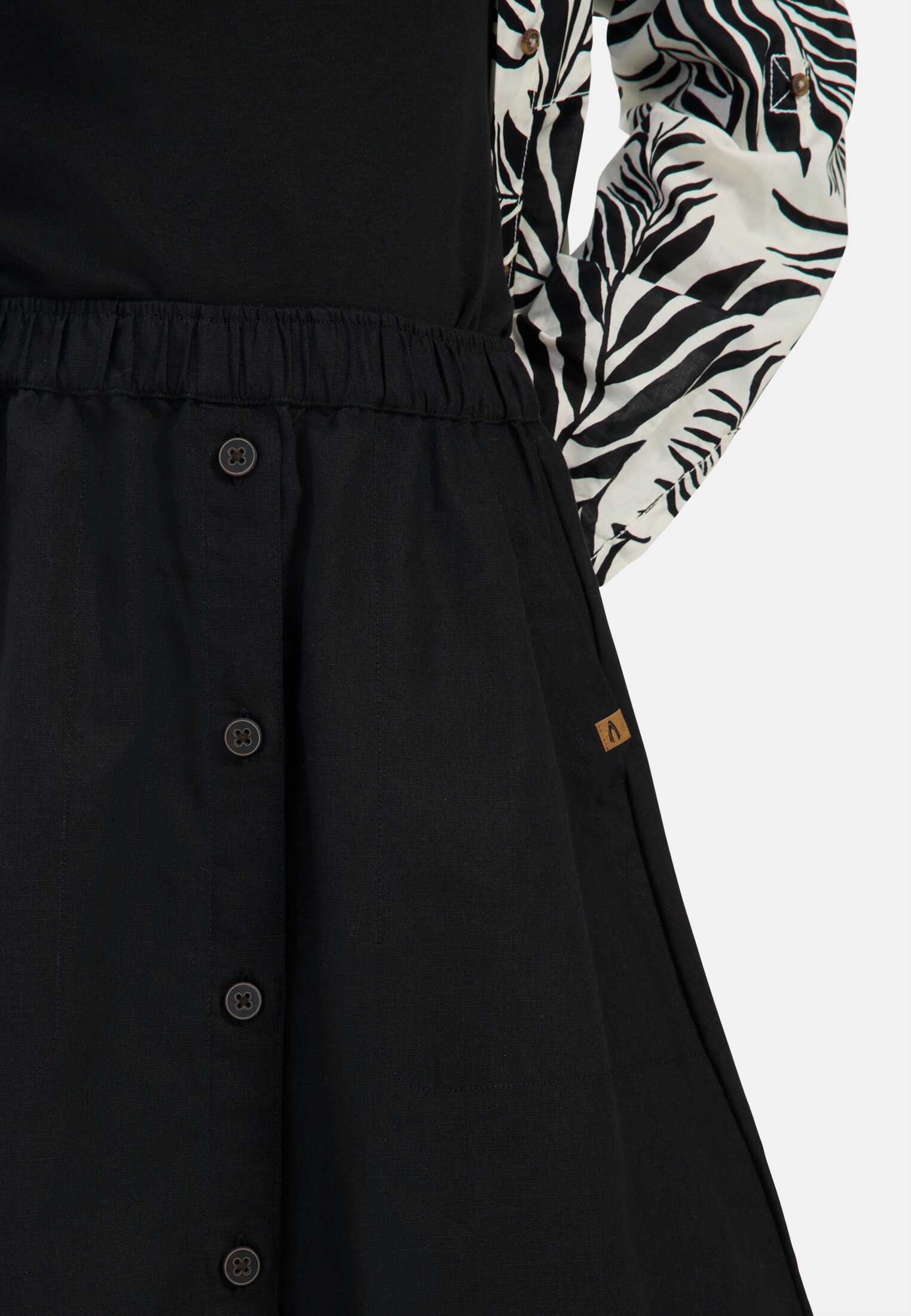 Women A-line skirt with elastic waistband Black worn detail close