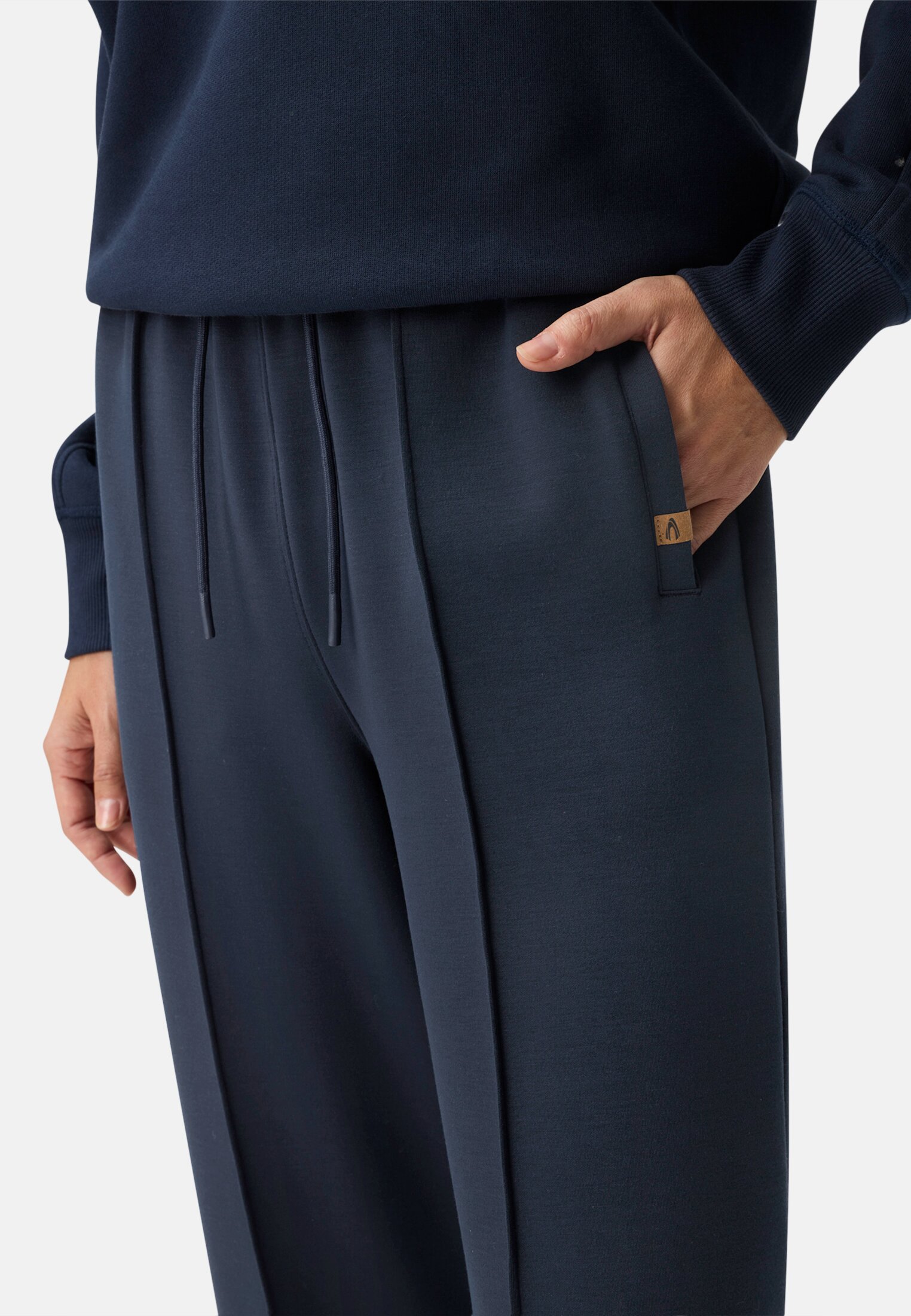 Damen Casual Pants im Jogger-Stil mit elastischem Bund Nachtblau getragen detailliert nah