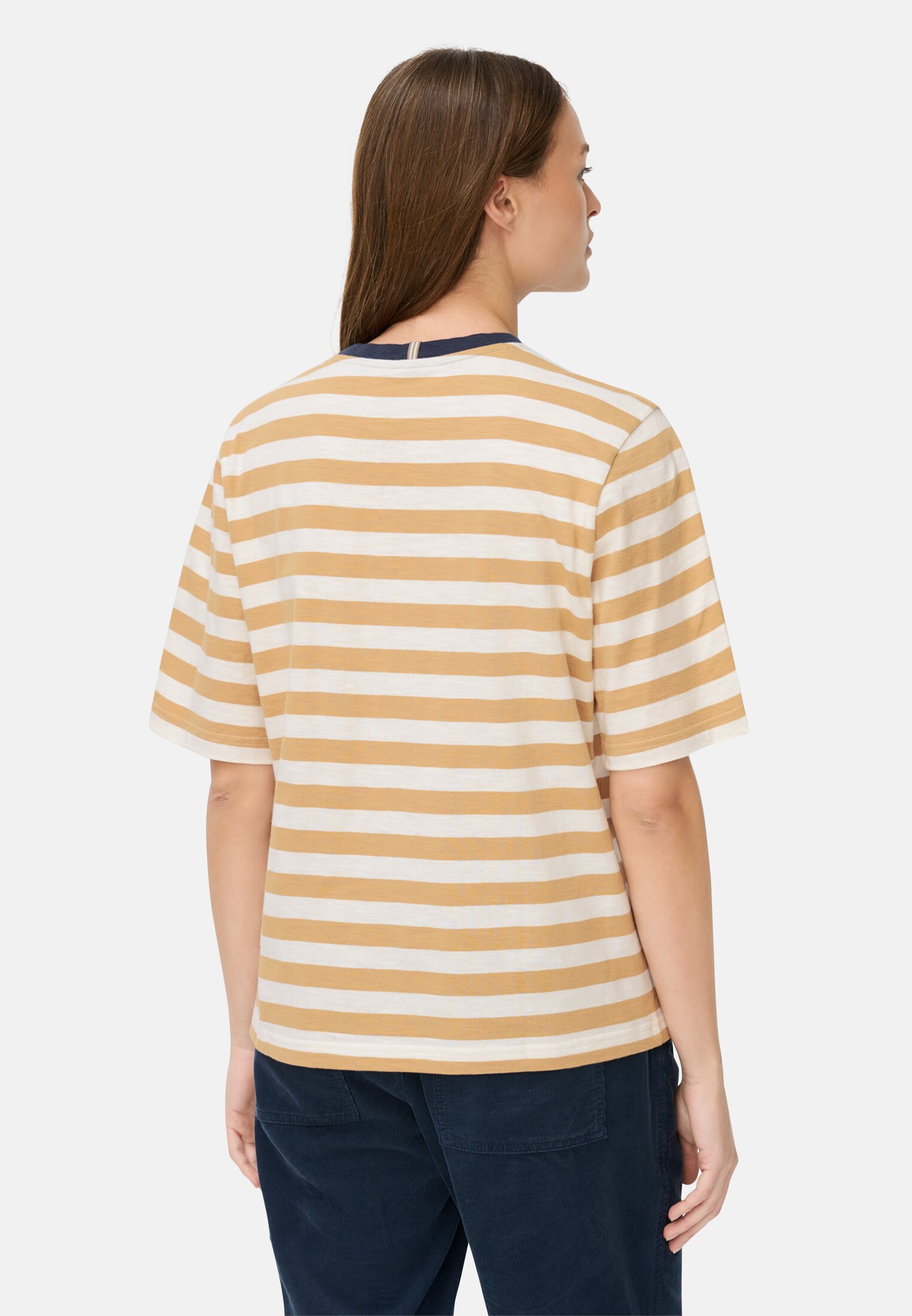 Damen T-Shirt mit Streifenmuster Karamell getragen hinten