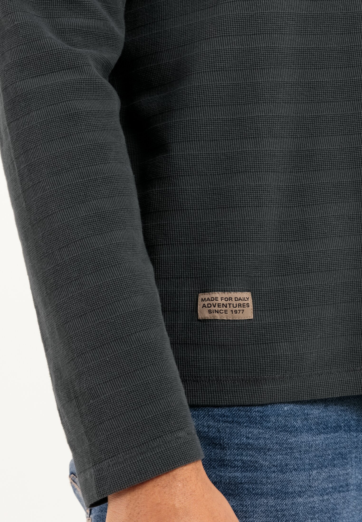 Herren Langarm Henleyshirt aus reiner Baumwolle Dunkelgrau getragen detailliert nah
