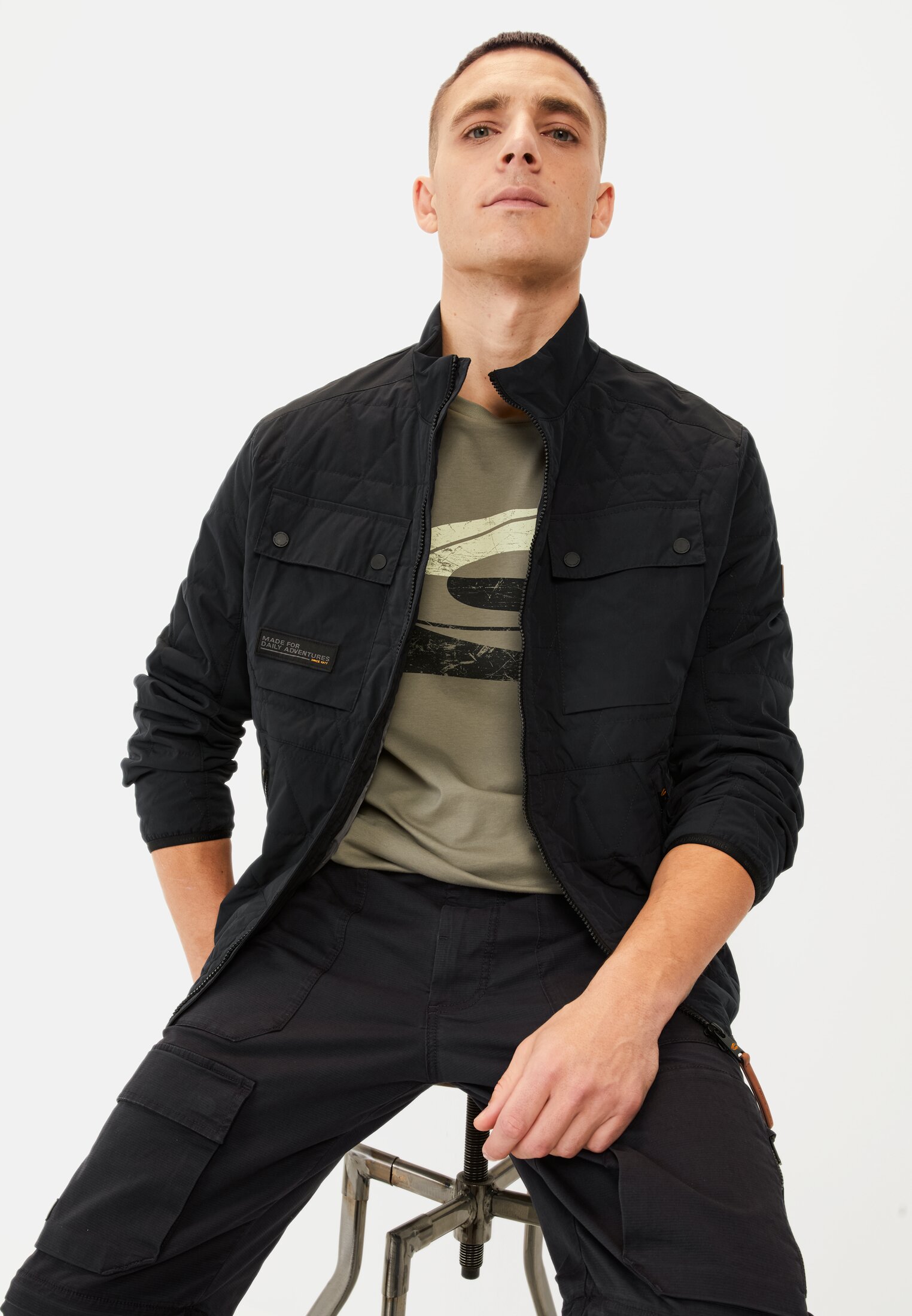 MI_0970F-5T94-30_M4-01 Men T-shirt with print Khaki worn emotional