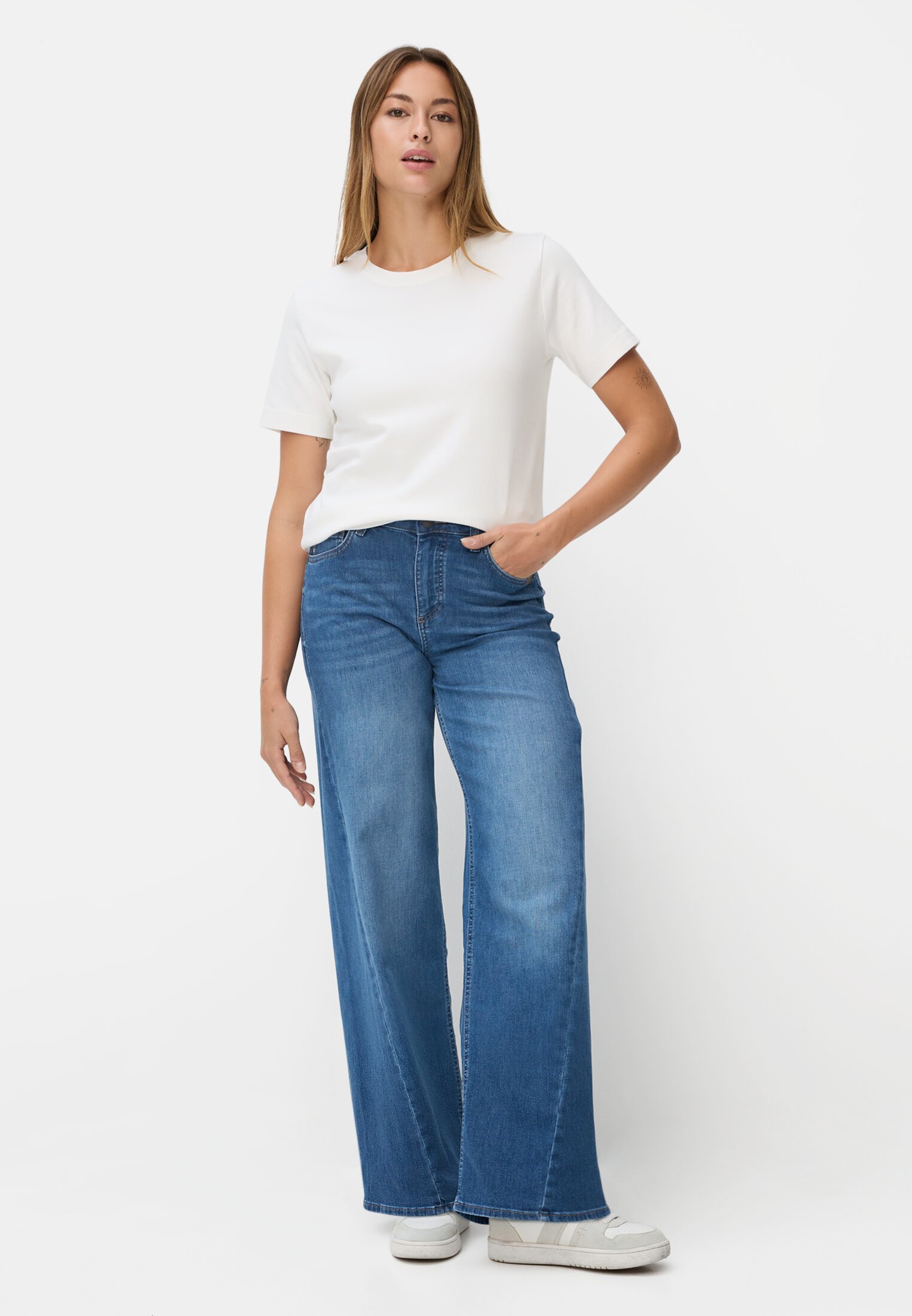 Damen 5-Pocket Jeans mit weitem Bein Mittelblau getragen vorne Ganzkörper
