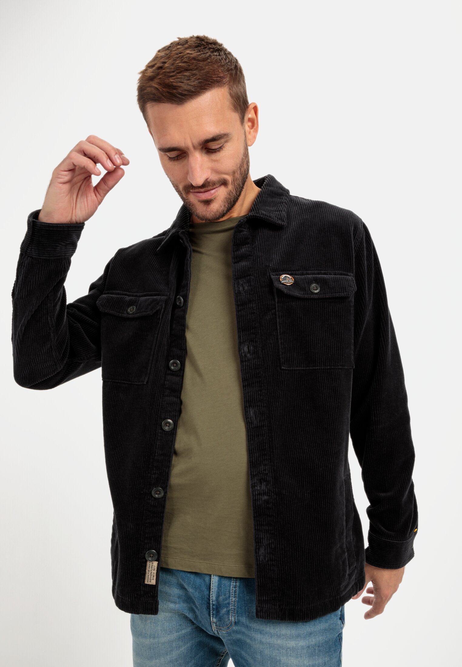 Herren Cord Overshirt aus reiner Baumwolle Schwarz getragen emotional