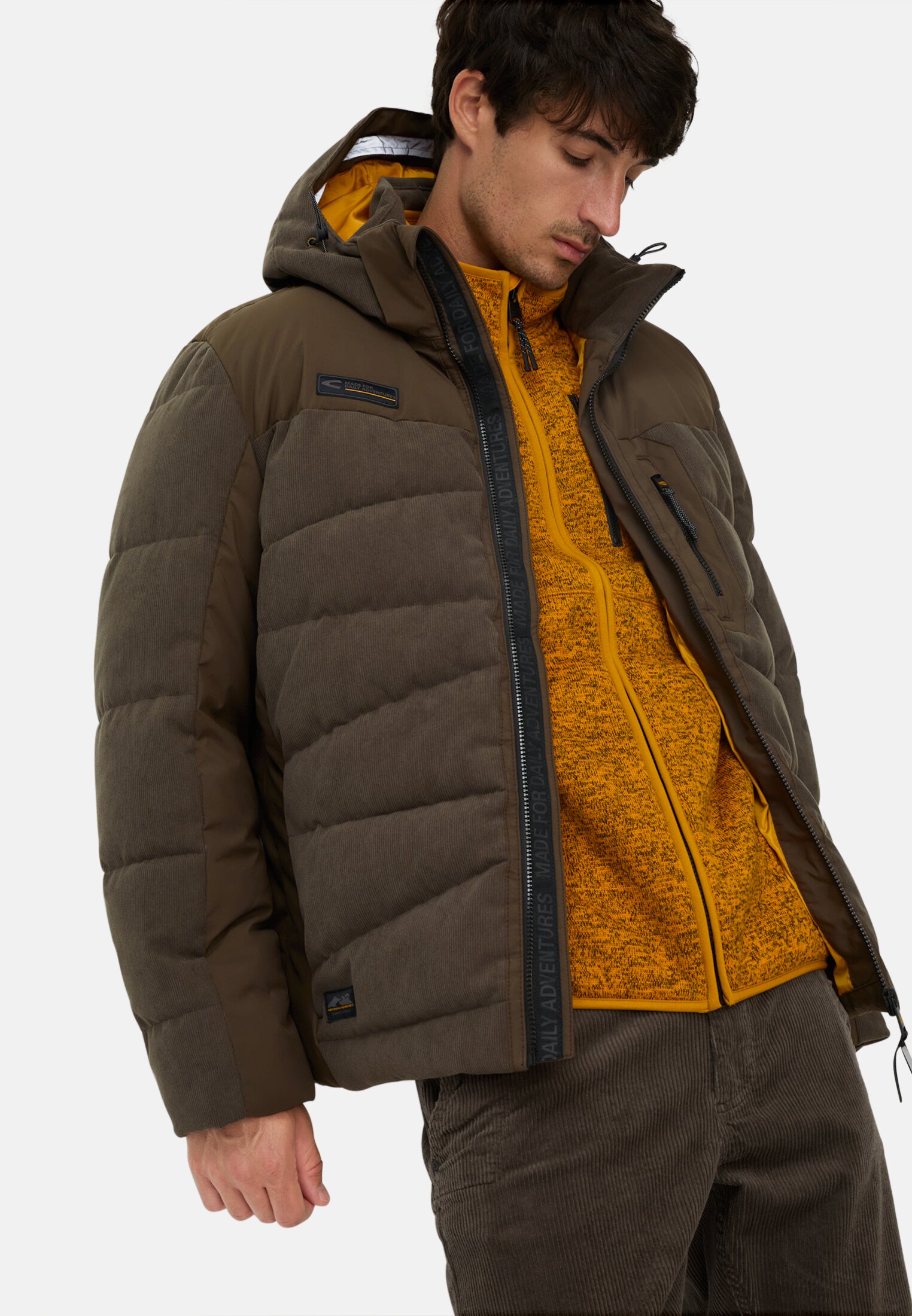 Herren Steppjacke mit abnehmbarer Kapuze Dunkelbraun getragen emotional