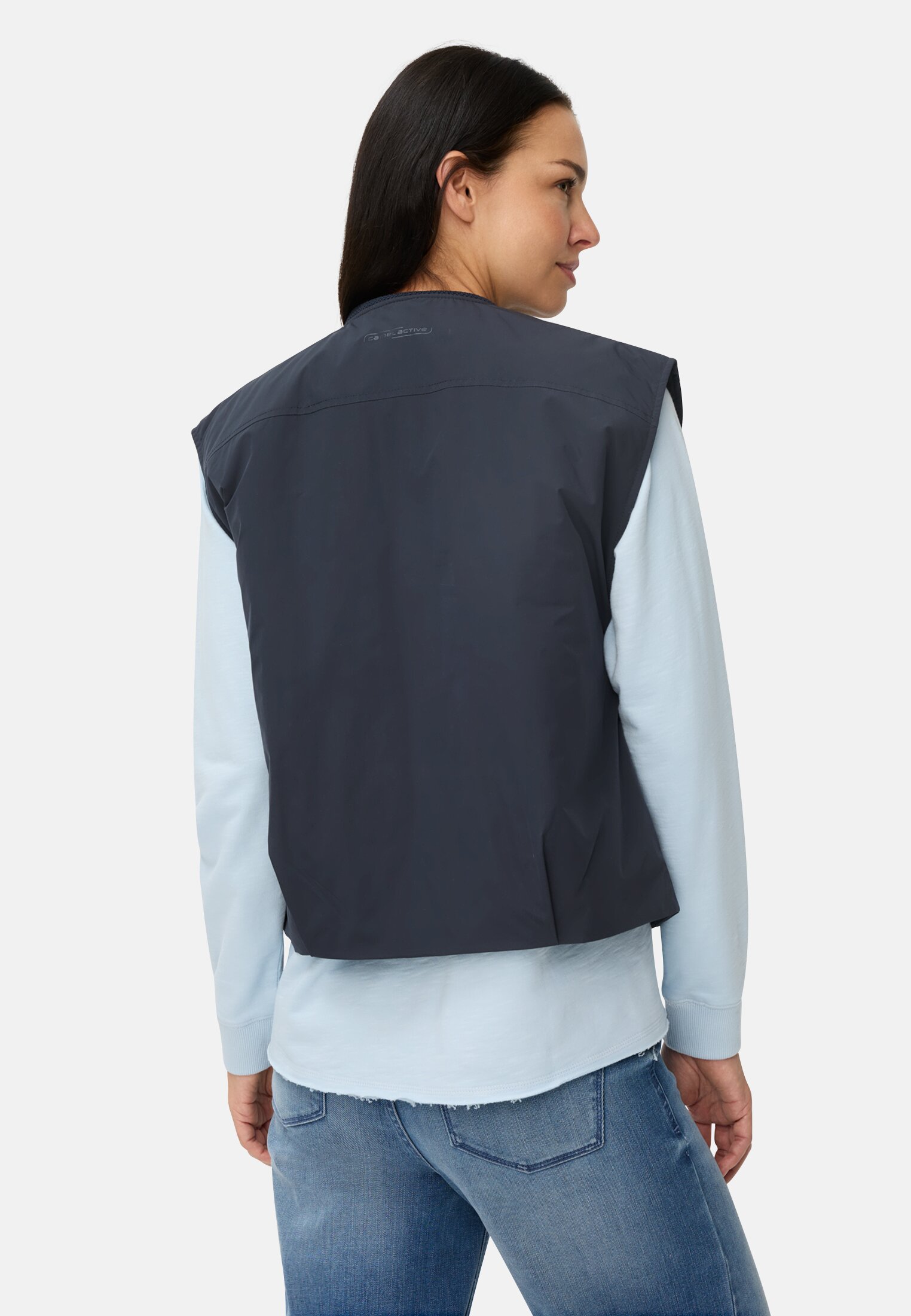 Vrouwen Outdoor vest met tweewegritssluiting en reflecterende details Donkerblauw gedragen achter