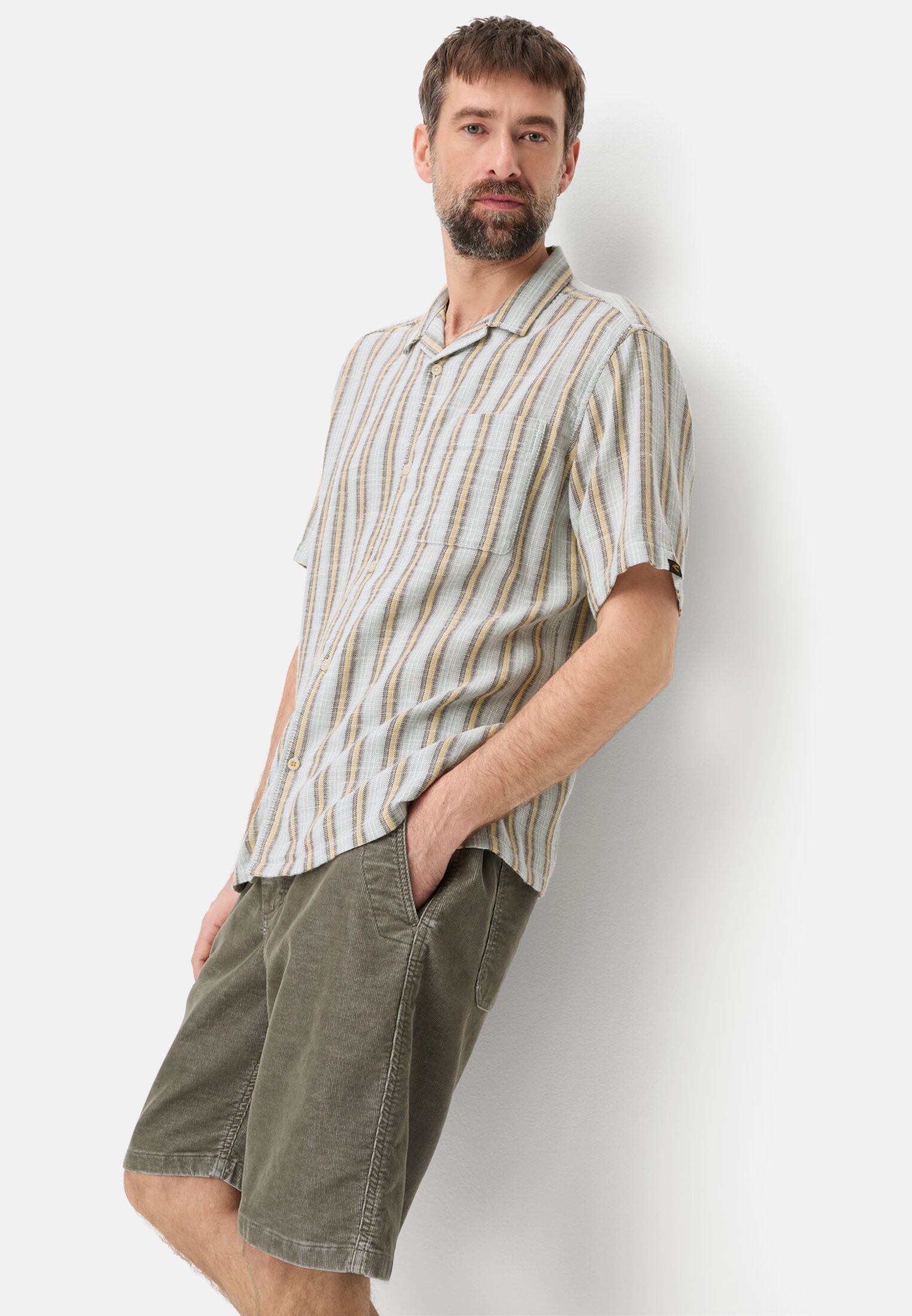 Heren Katoenen hemd met borstzak Waterblauw gedragen emotional