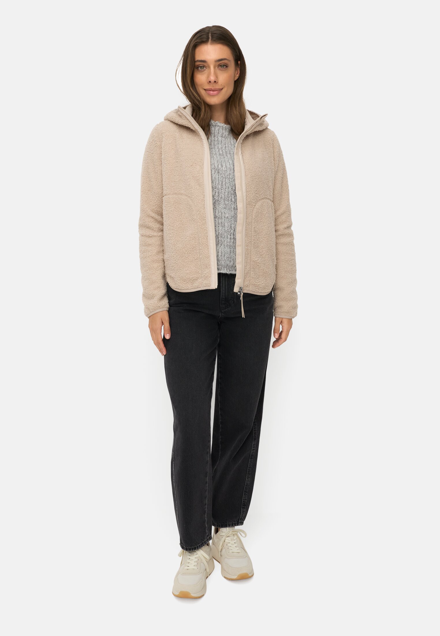 Damen Teddyjacke mit wärmenden Taschenfutter Hafer getragen vorne Ganzkörper