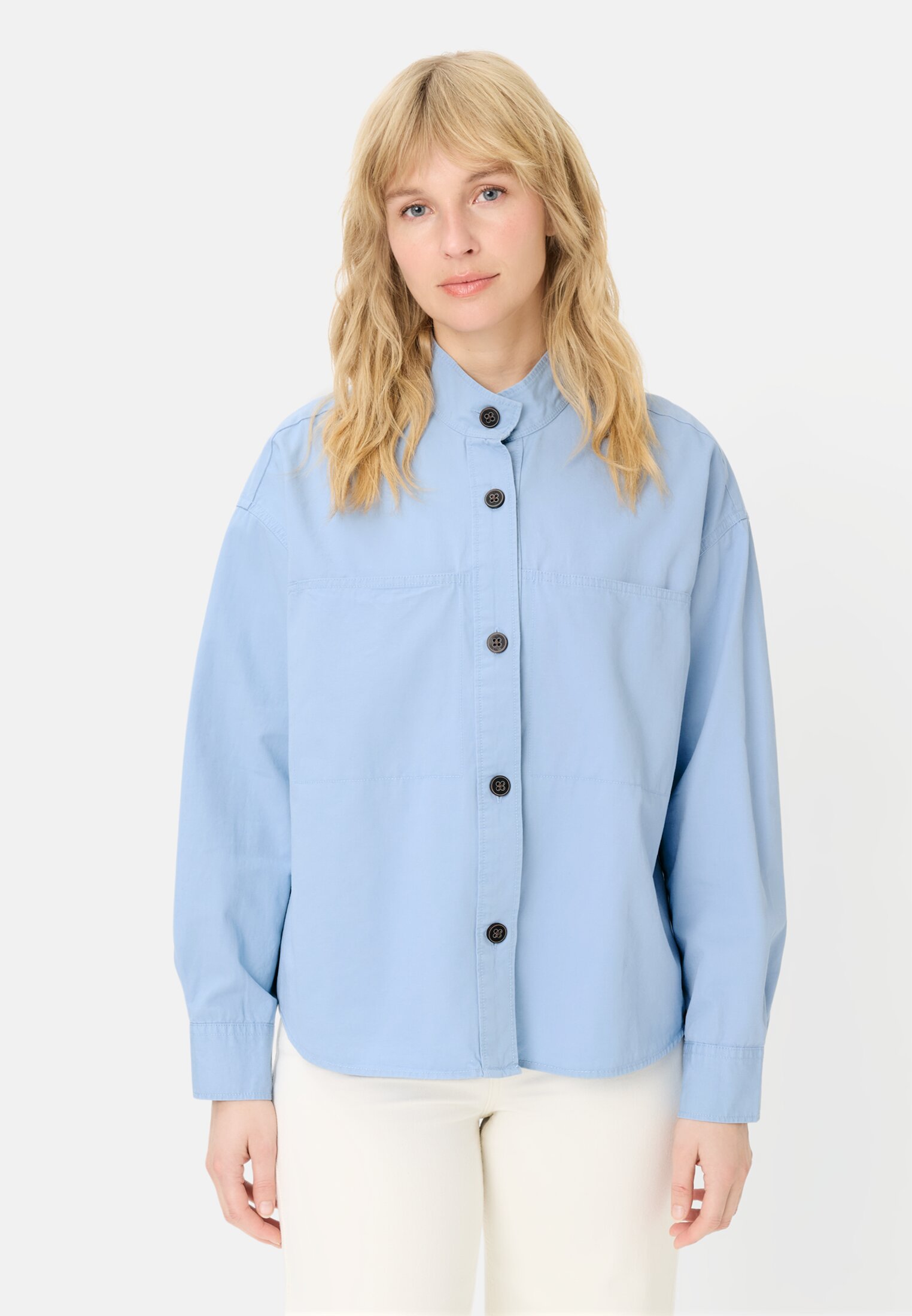 Damen Langarmbluse mit Stehkragen Hellblau getragen vorn