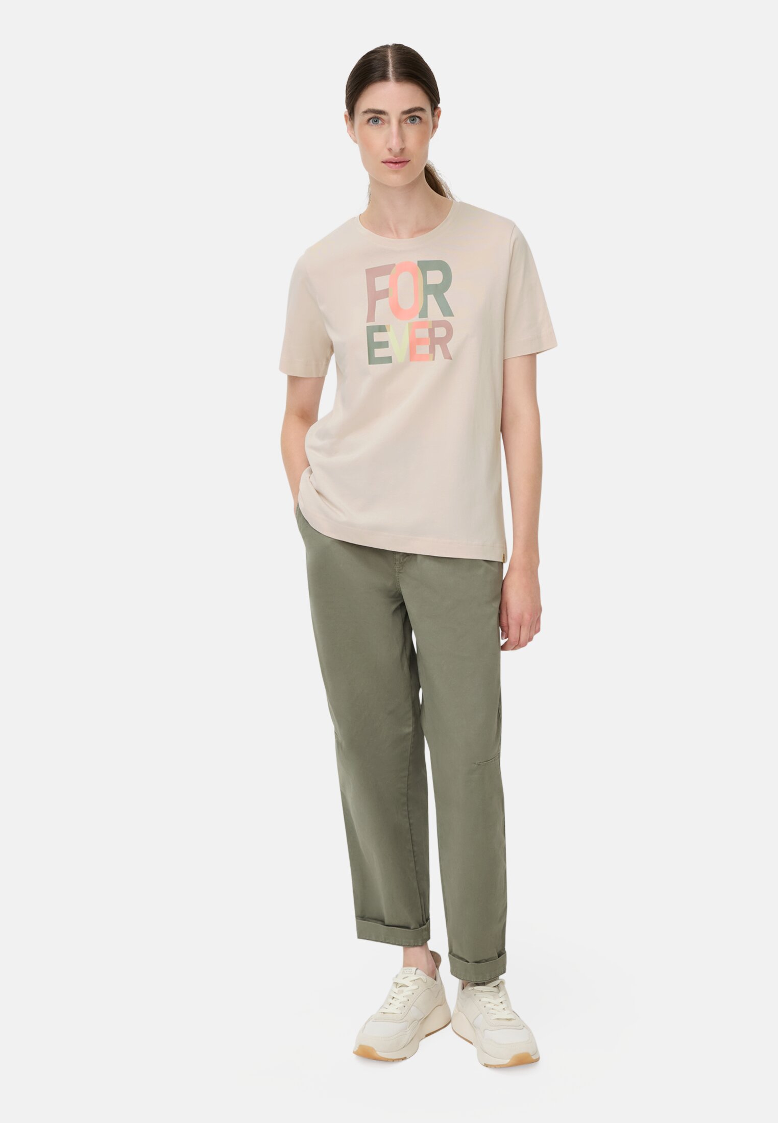 Damen T-Shirt aus reiner Baumwolle Lilarosa getragen vorne Ganzkörper