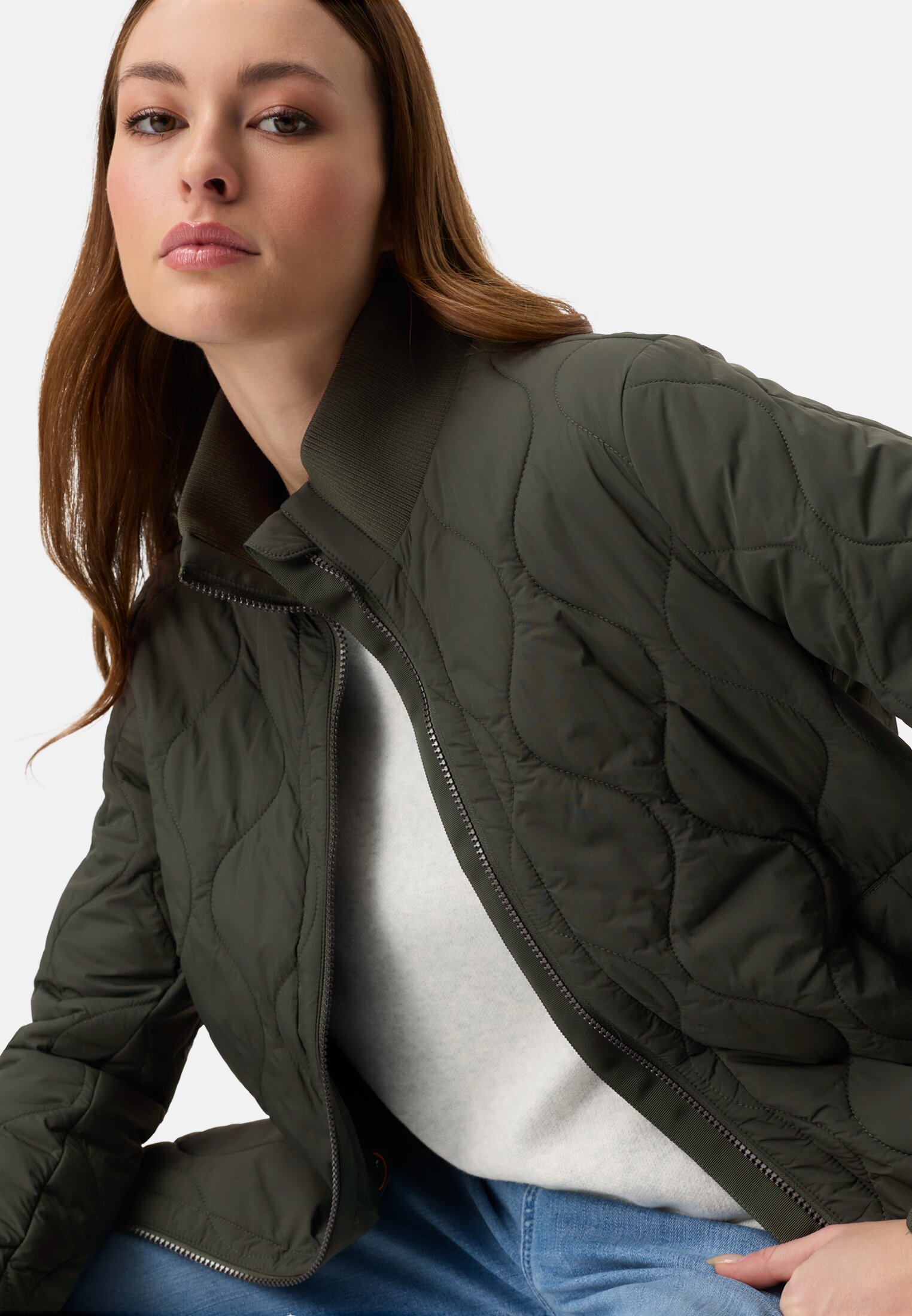 Damen Steppjacke mit Taschen Waldgrün getragen emotional