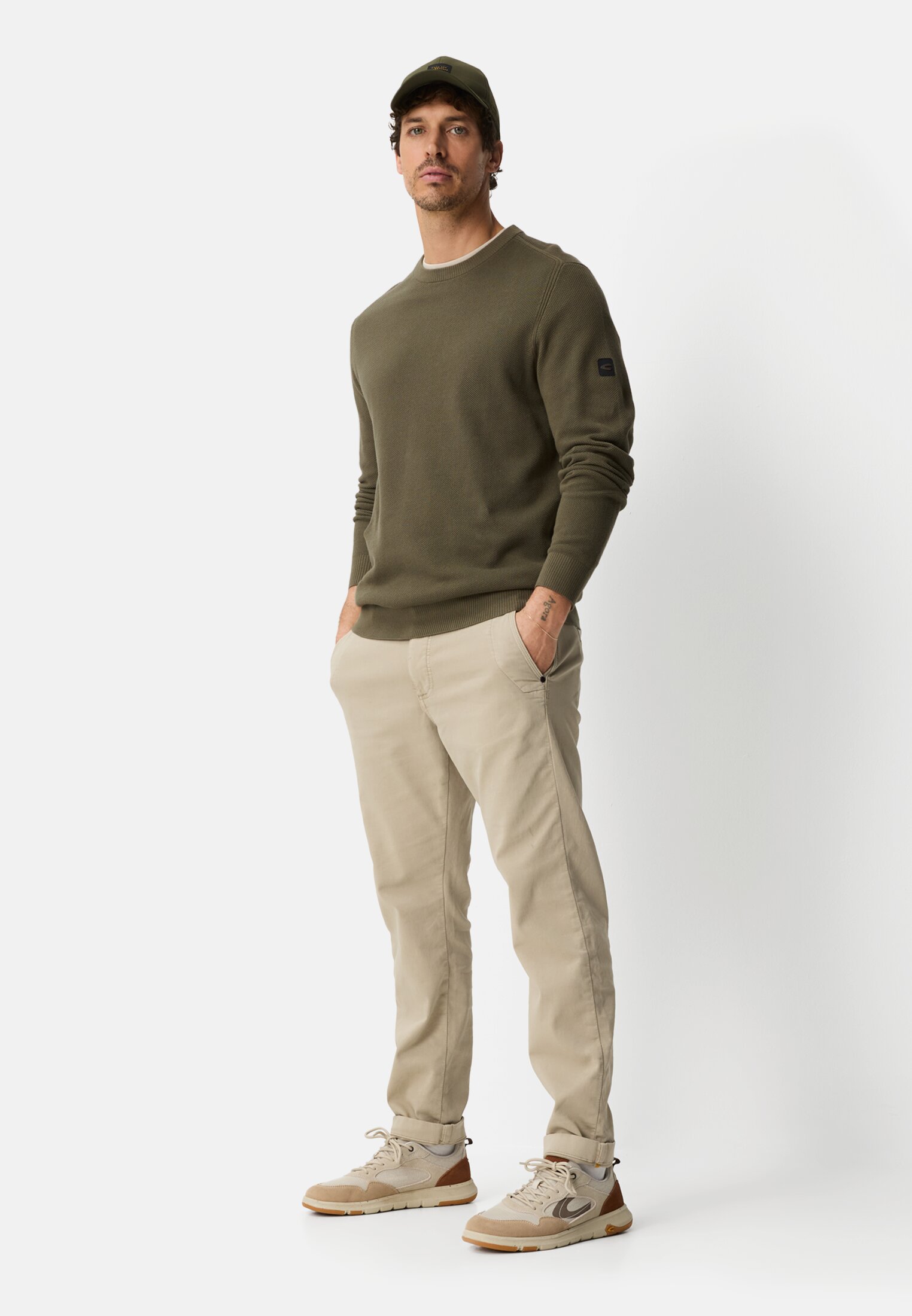 Heren Gebreide trui met ronde hals Olijfgroen gedragen voor lichaam compleet 