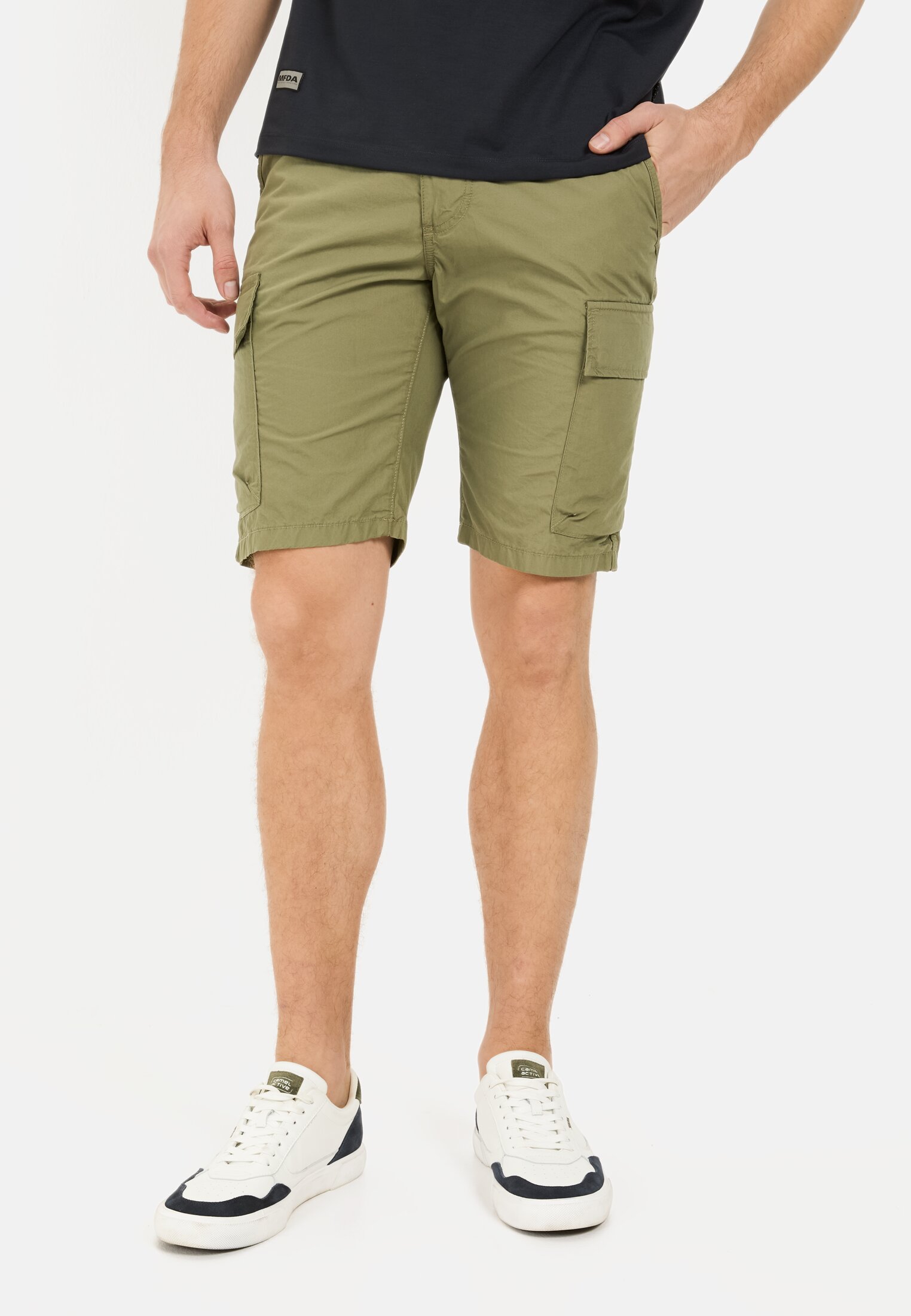 Herren Cargo Shorts Regular Fit Grün getragen vorn