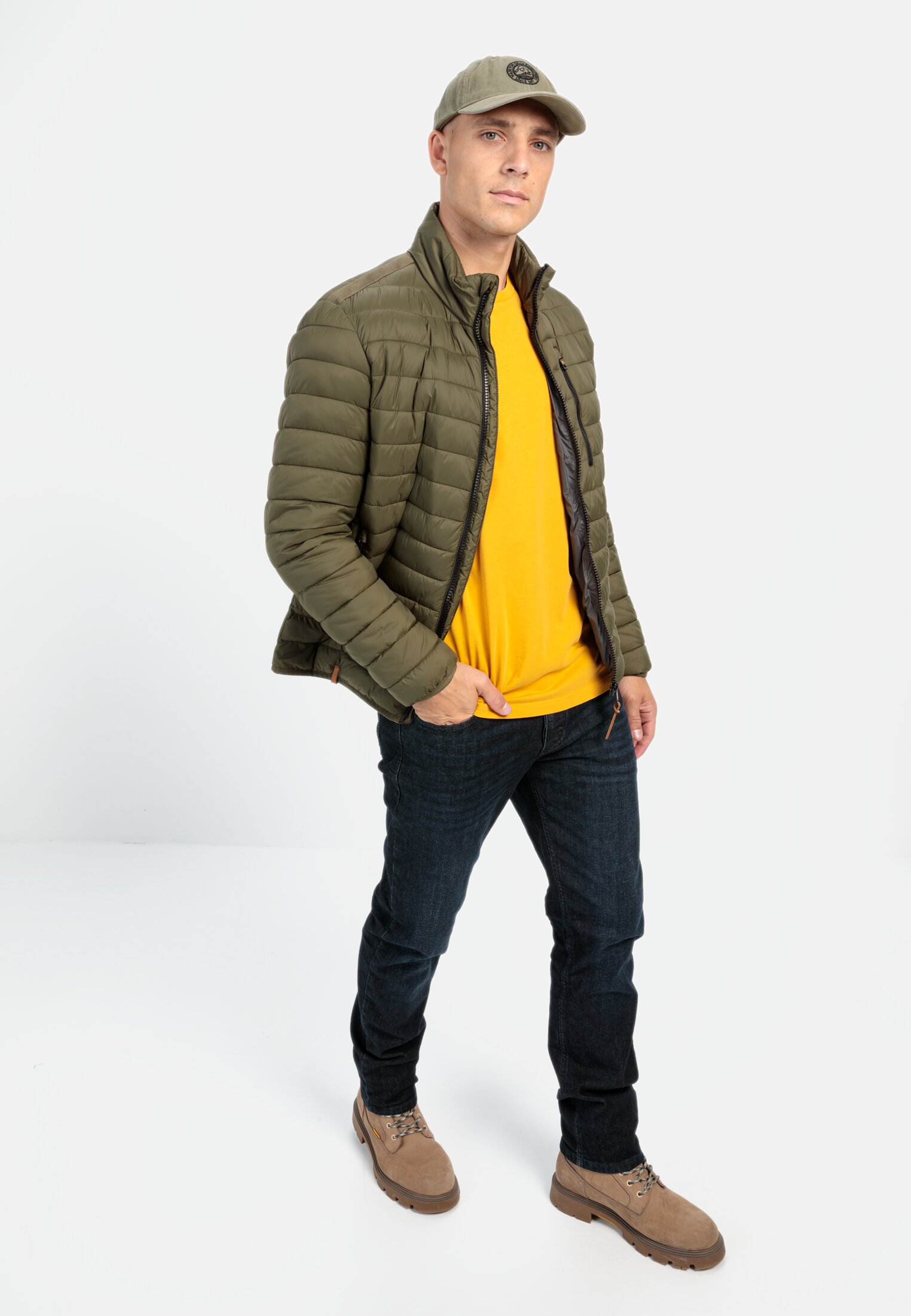 Herren Downfree Steppjacke aus recyceltem Polyester Oliv getragen vorne Ganzkörper