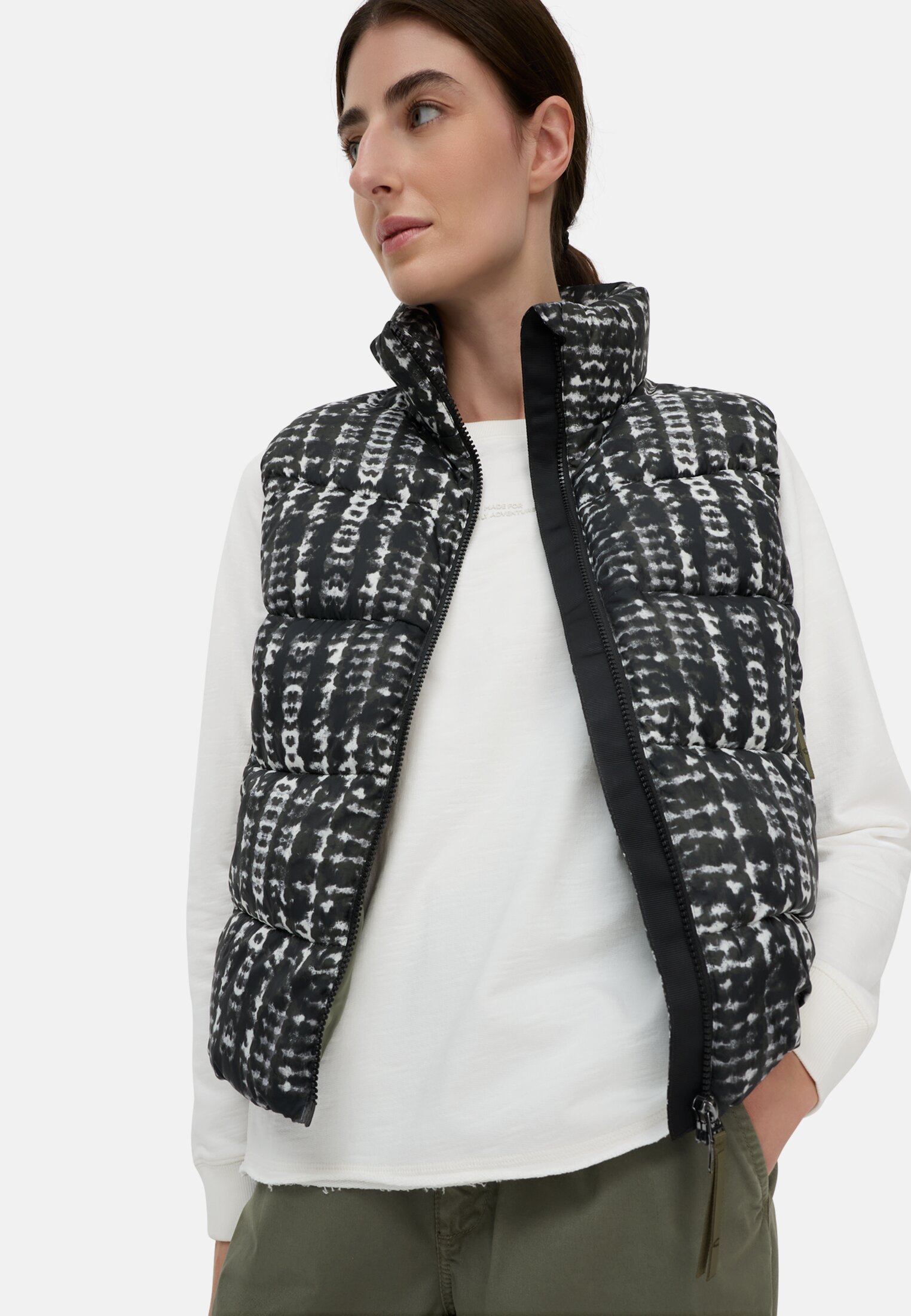 Women Quilted vest with 2-way zipper Skyline worn detail close
