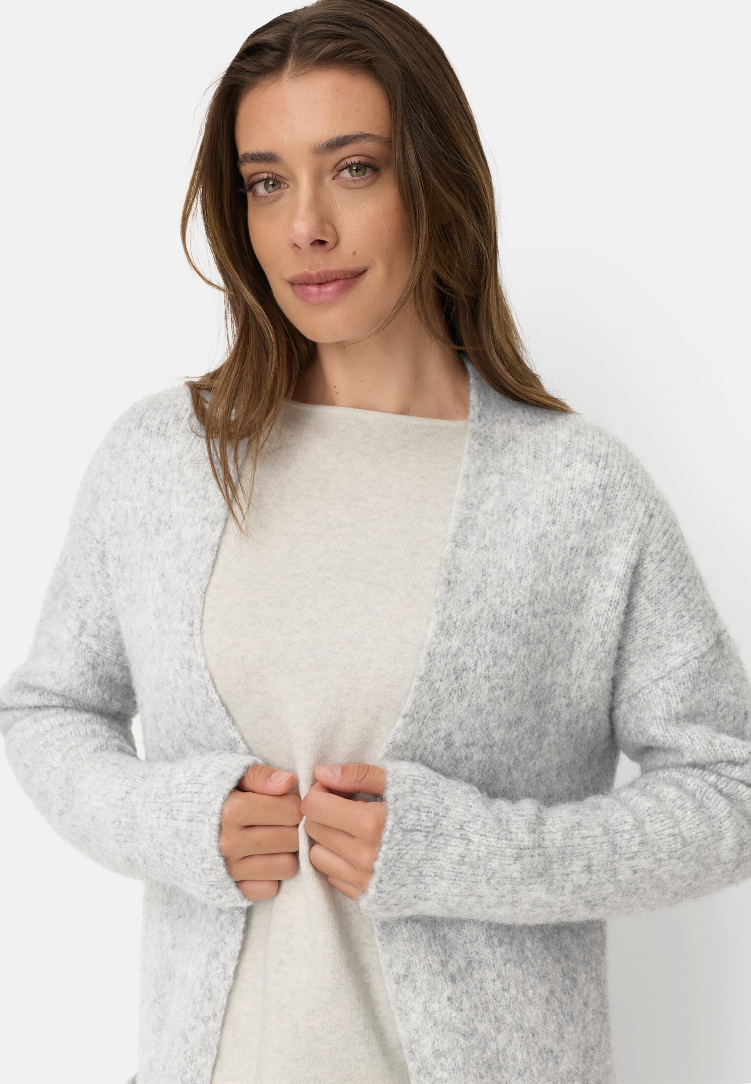 Damen Strickjacke mit aufgesetzten Taschen Grau getragen detailliert nah