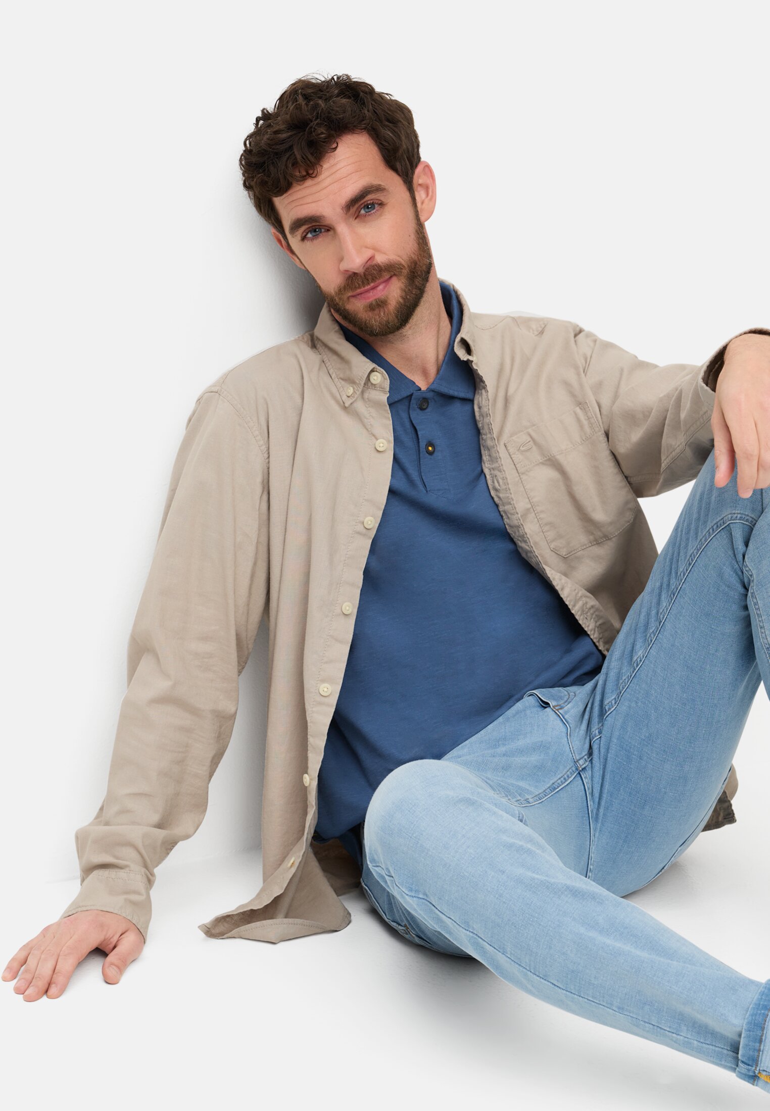 Herren Poloshirt aus reiner Baumwolle Indigoblau getragen emotional