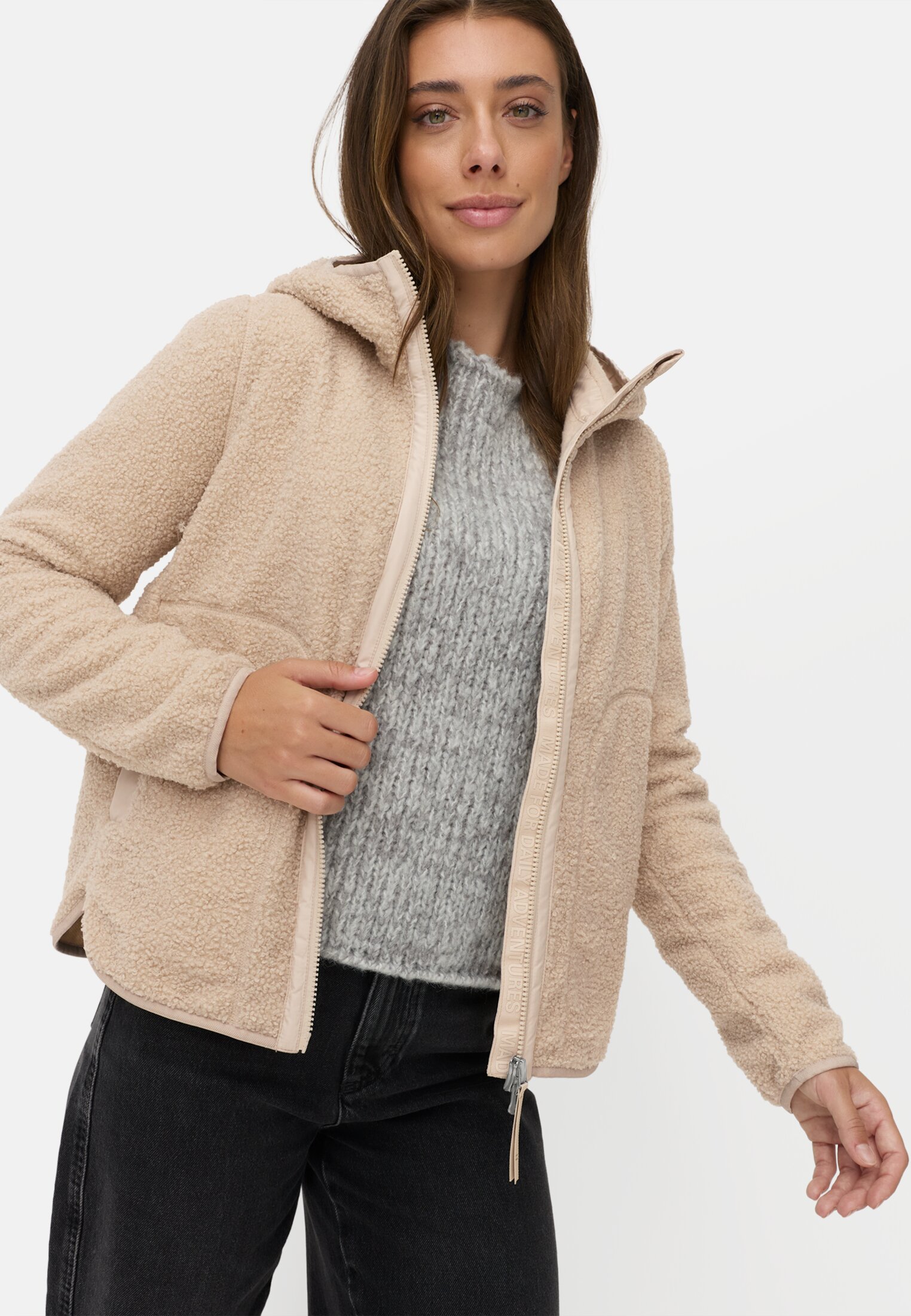 Damen Teddyjacke mit wärmenden Taschenfutter Hafer getragen emotional