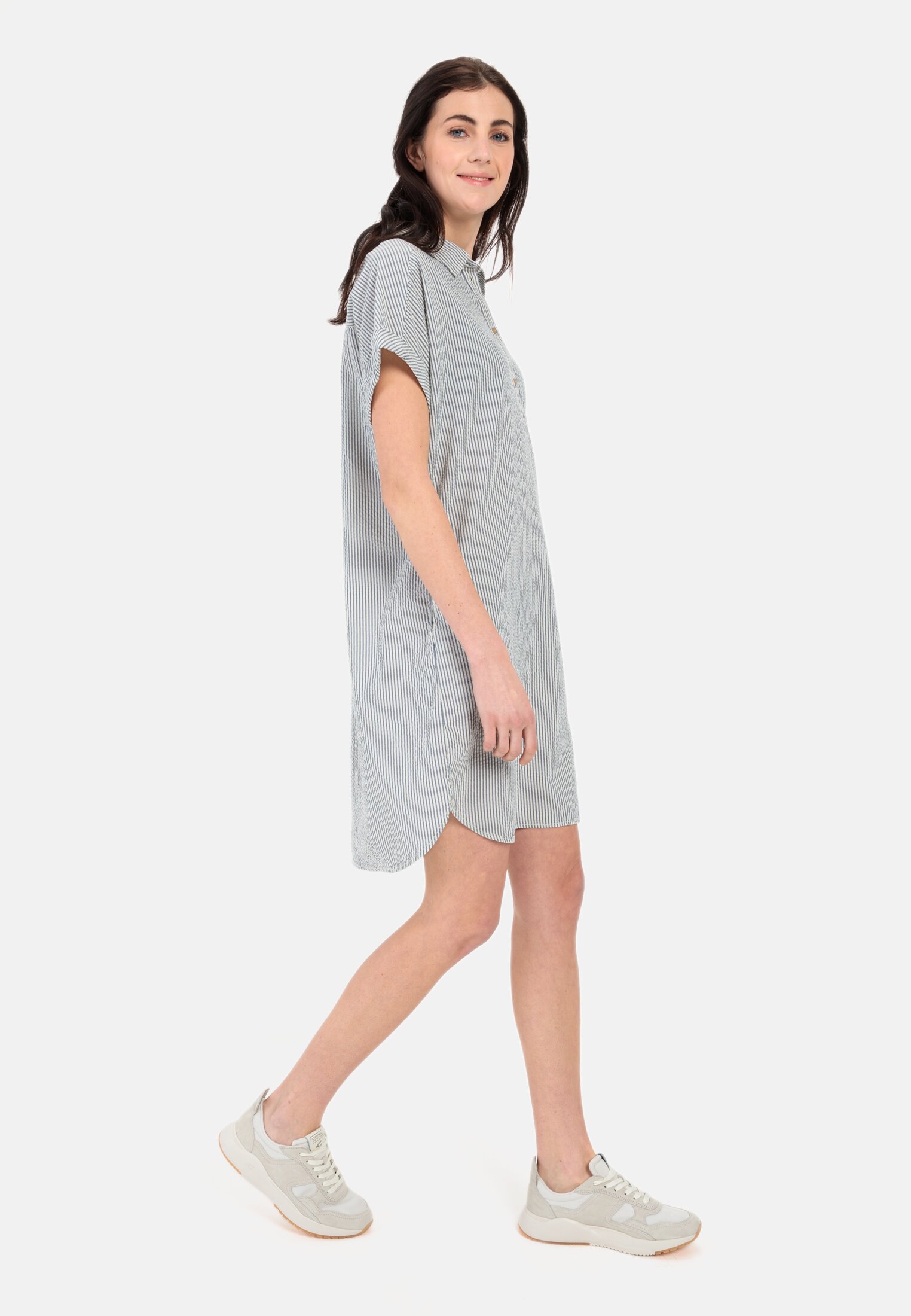 Damen Gestreiftes Schlupfkleid aus leichter Baumwolle Blau-Weiß getragen emotional