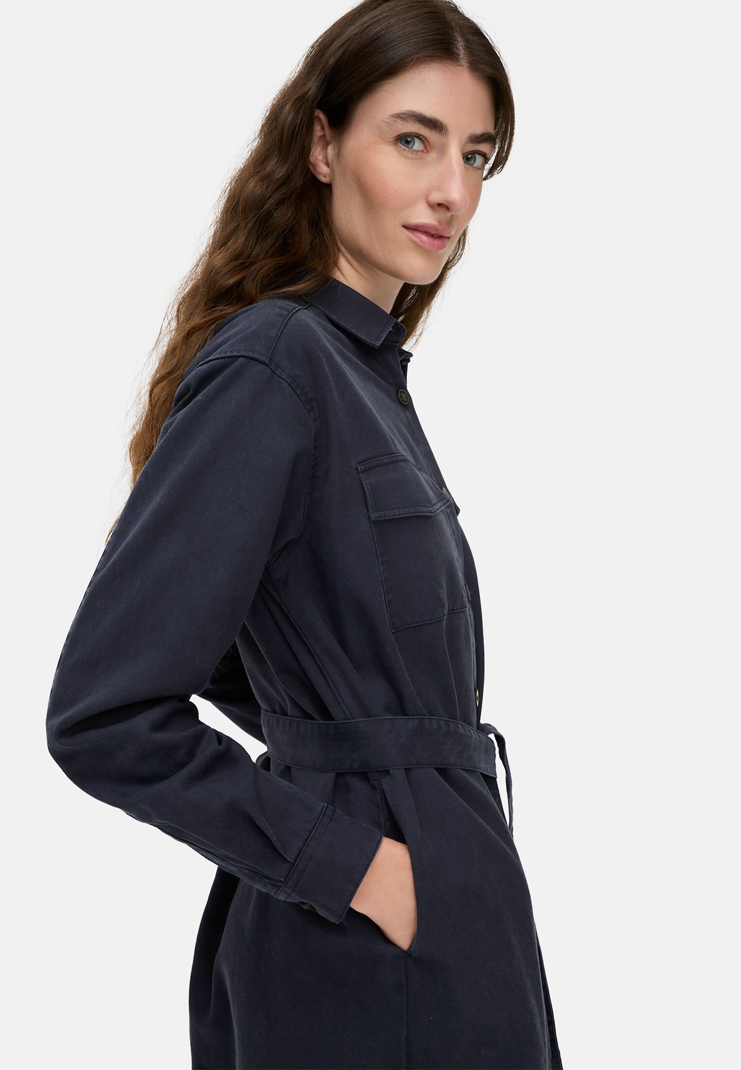 Damen Kleid mit Taillengürtel Nachtblau getragen detailliert nah