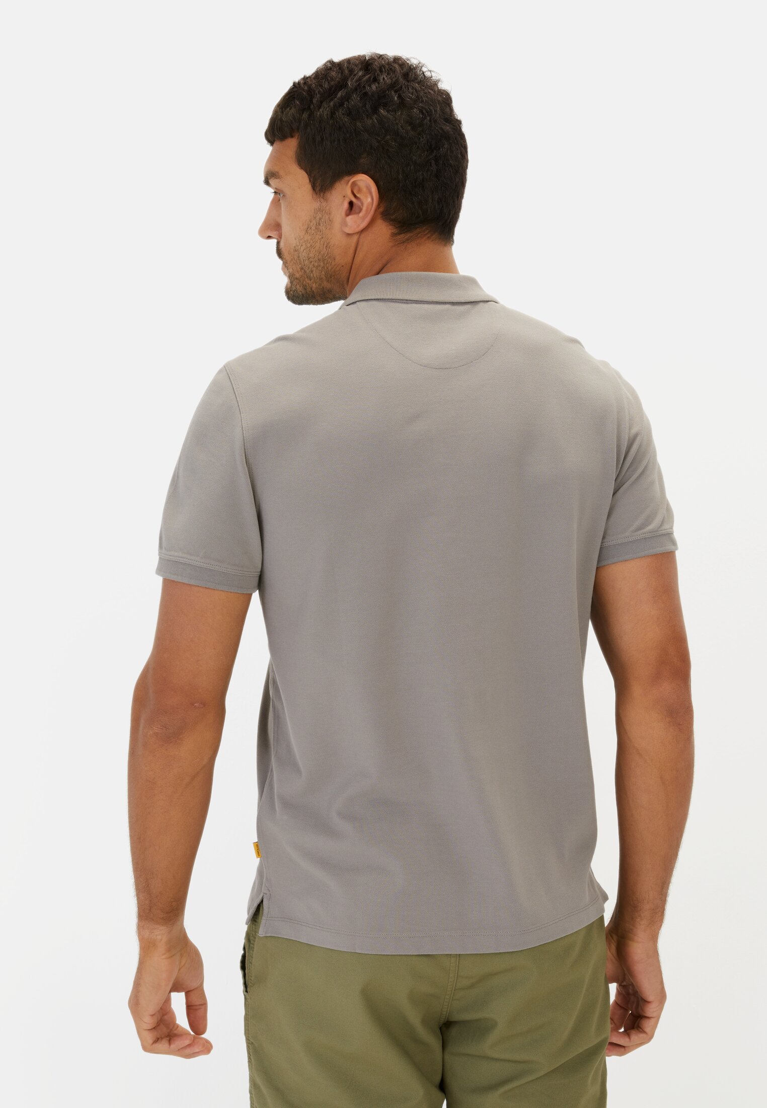 Herren Halbarm Poloshirt aus reiner Baumwolle Steingrau getragen hinten
