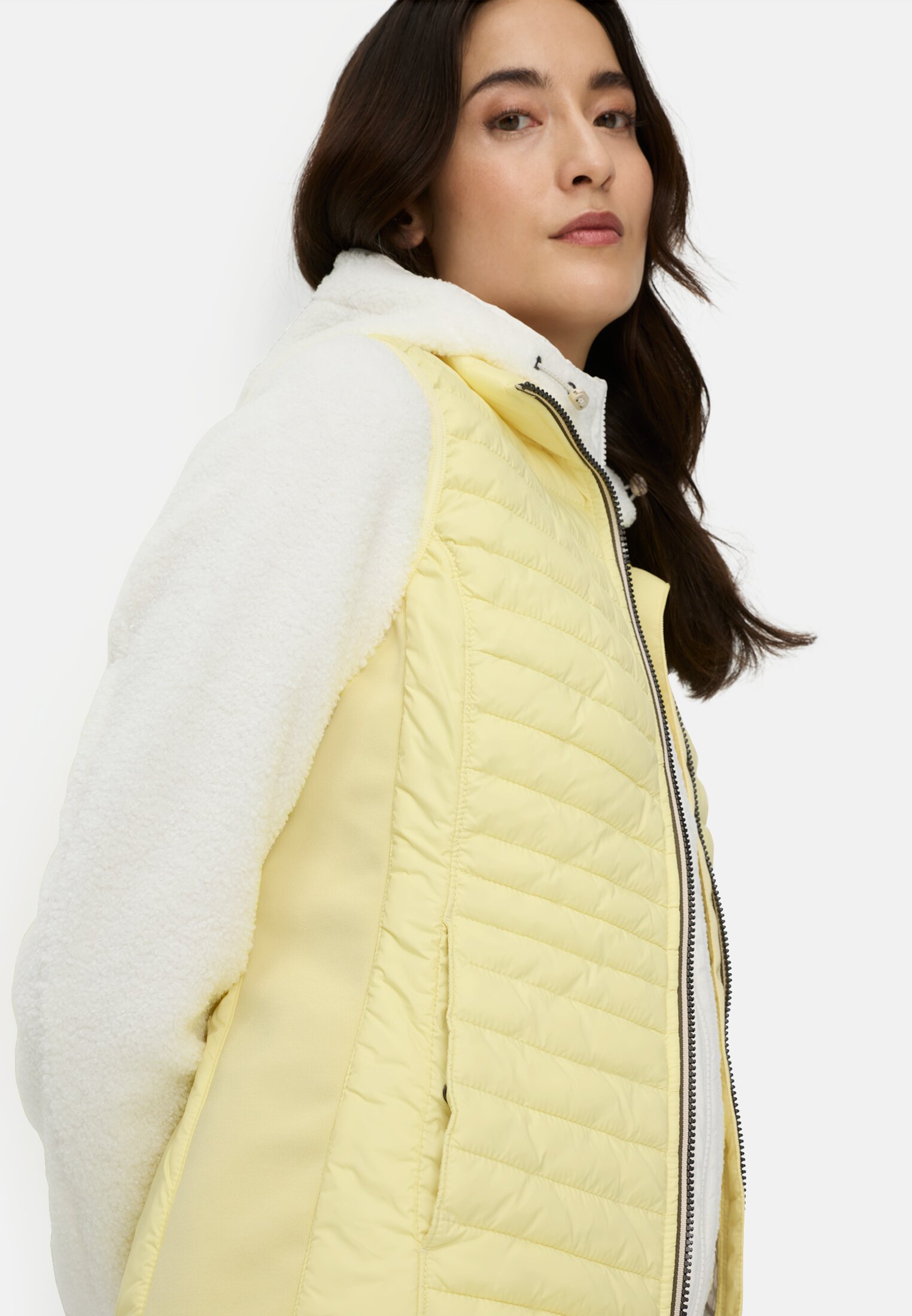 Damen Gefütterte Weste mit Taschen Gelb getragen detailliert nah