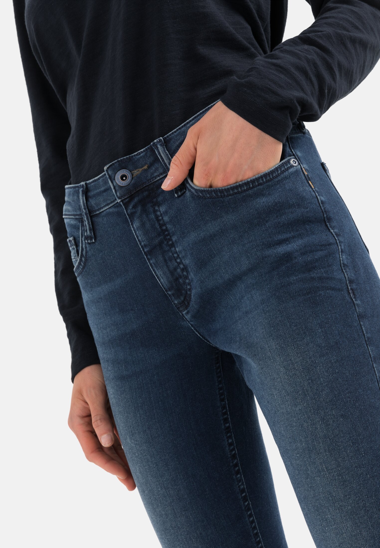 Damen Slim Fit Jeans Blau getragen detailliert nah