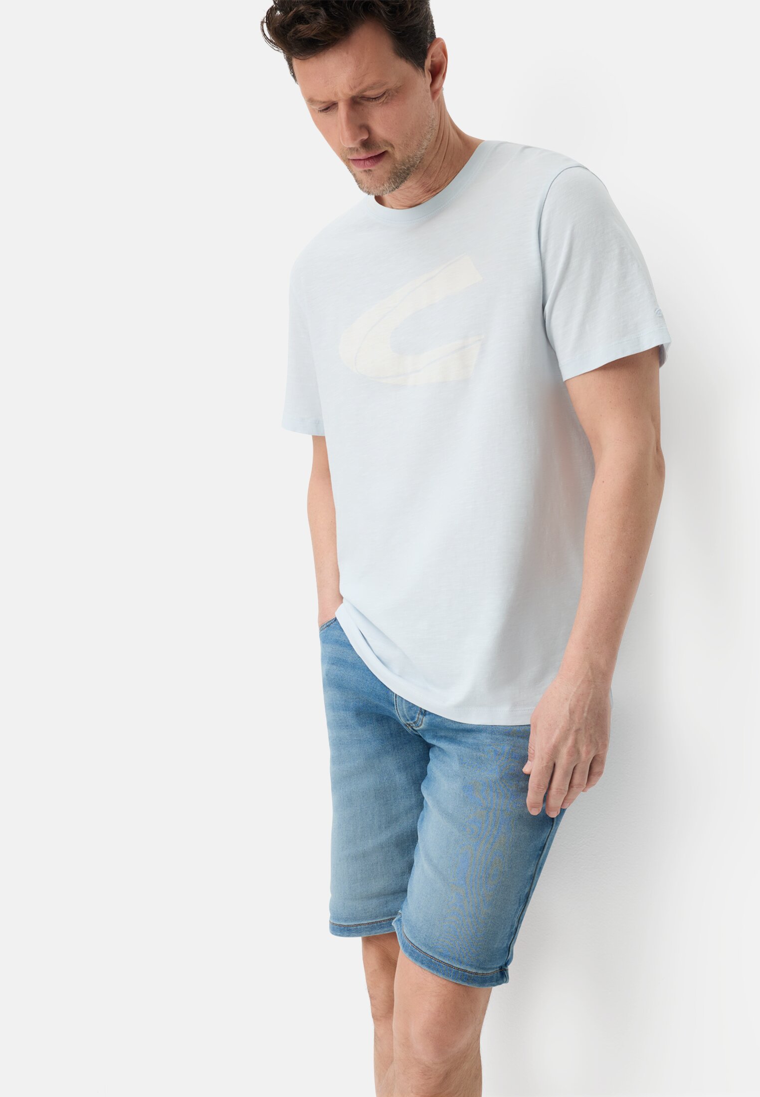 Herren T-Shirt mit reflektierenden Details Himmelblau getragen emotional