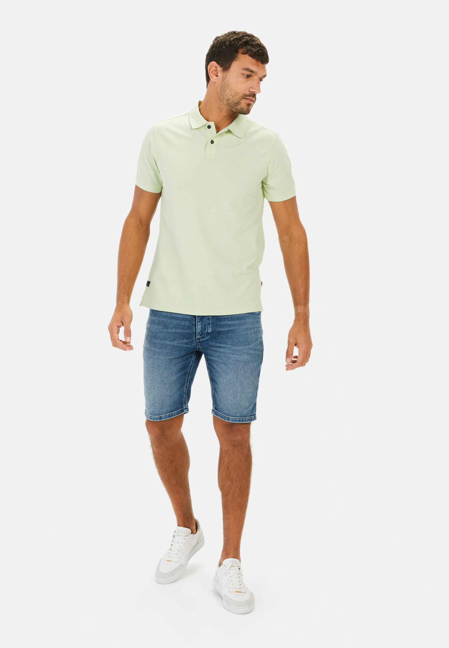 MI_09920-5P00-70_M3-00 Herren Kurzarm Poloshirt aus Baumwolle Hellgrün getragen vorne Ganzkörper