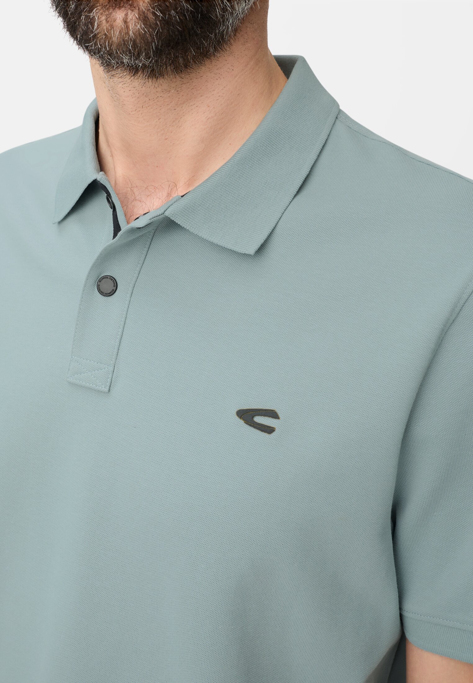 Herren Poloshirt mit Kontrastdetails Wasserblau getragen detailliert nah