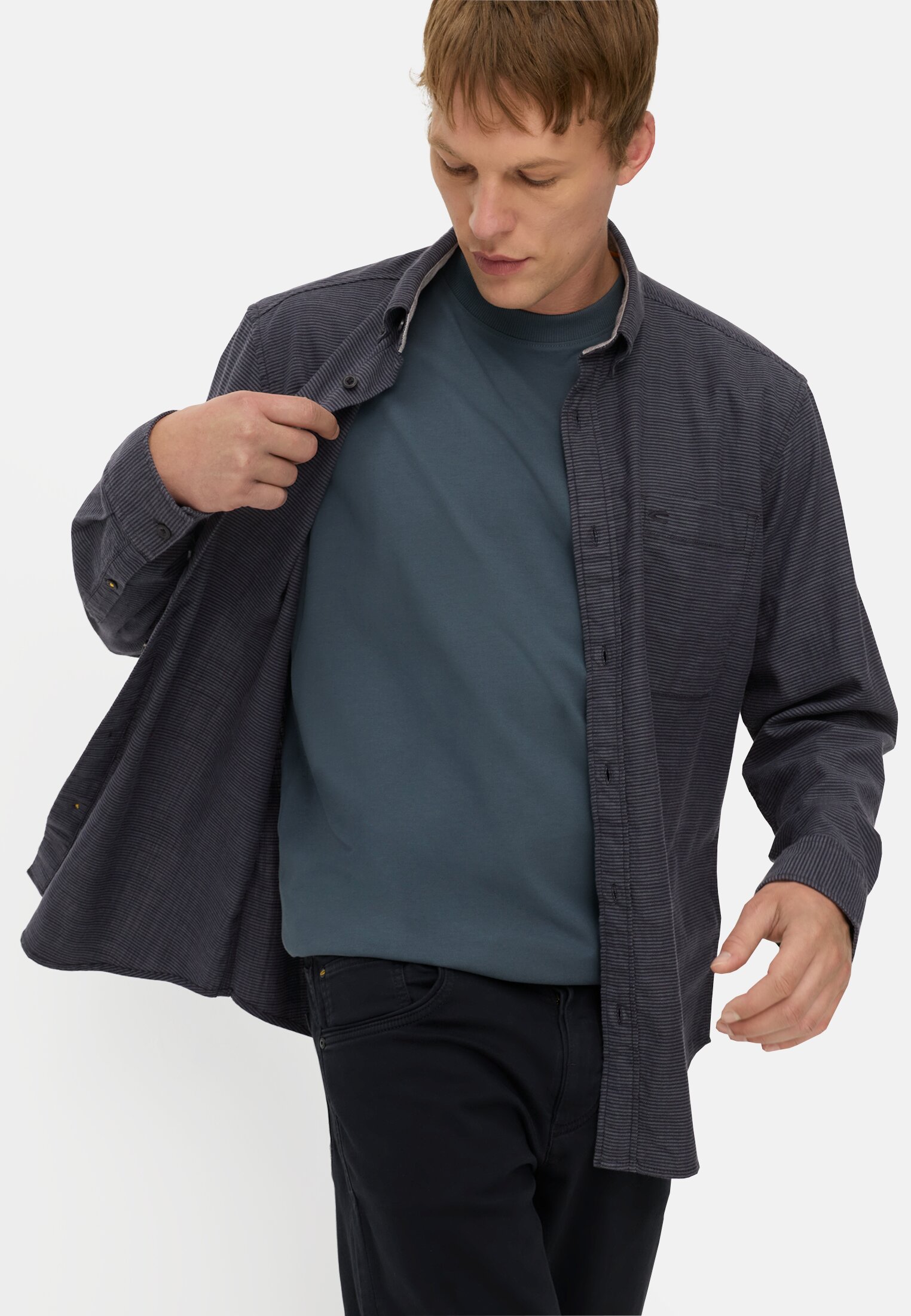 Herren Karohemd mit Brusttasche Navyblau getragen emotional