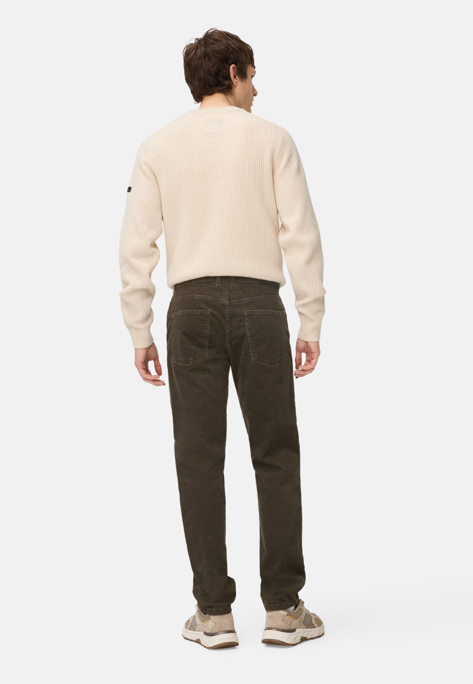 Herren 5-Pkt Regular Fit Hose aus Baumwollmix Dunkelbraun getragen hinten