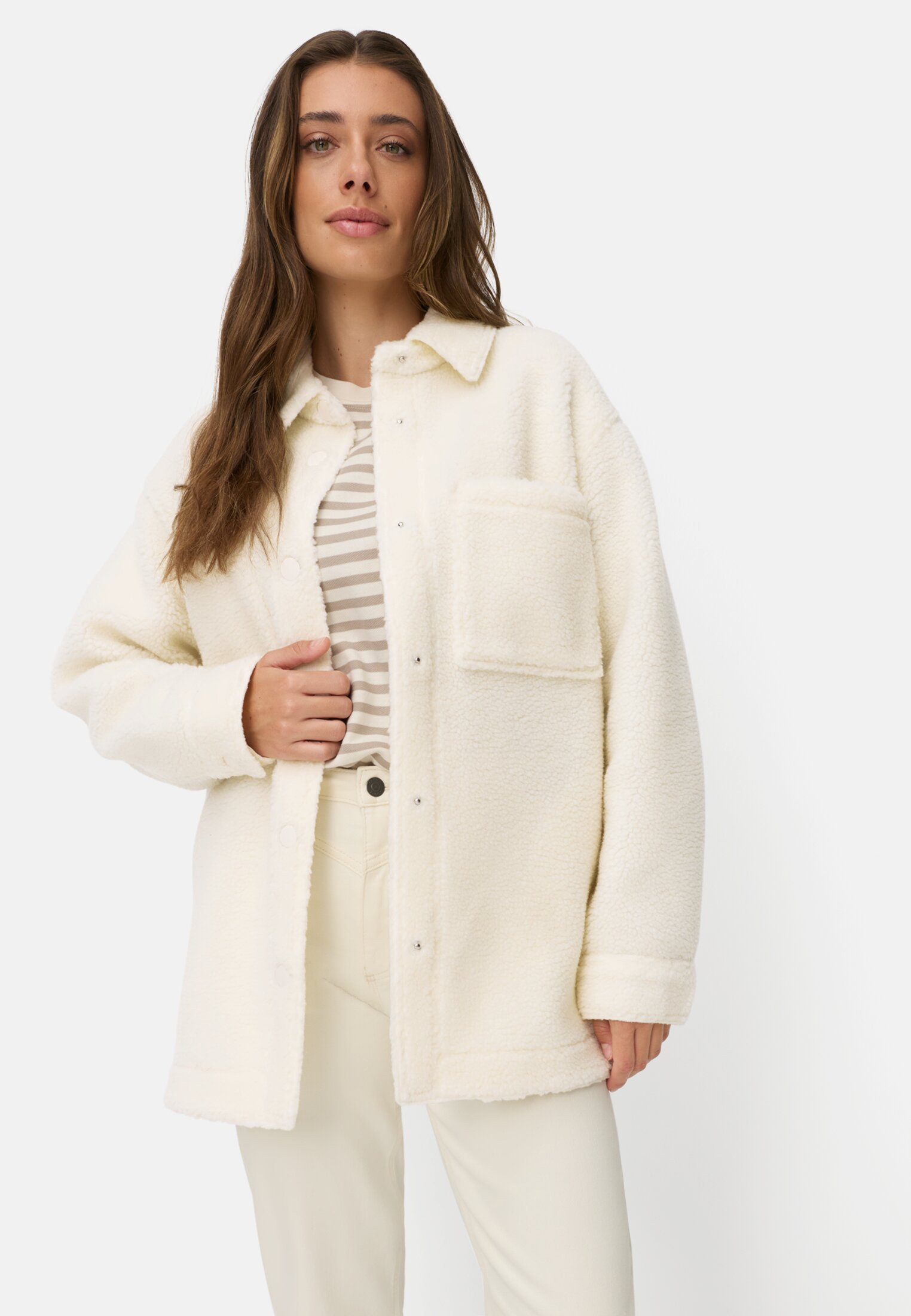 Damen Teddyblazer mit Seitentaschen Milchweiß getragen emotional