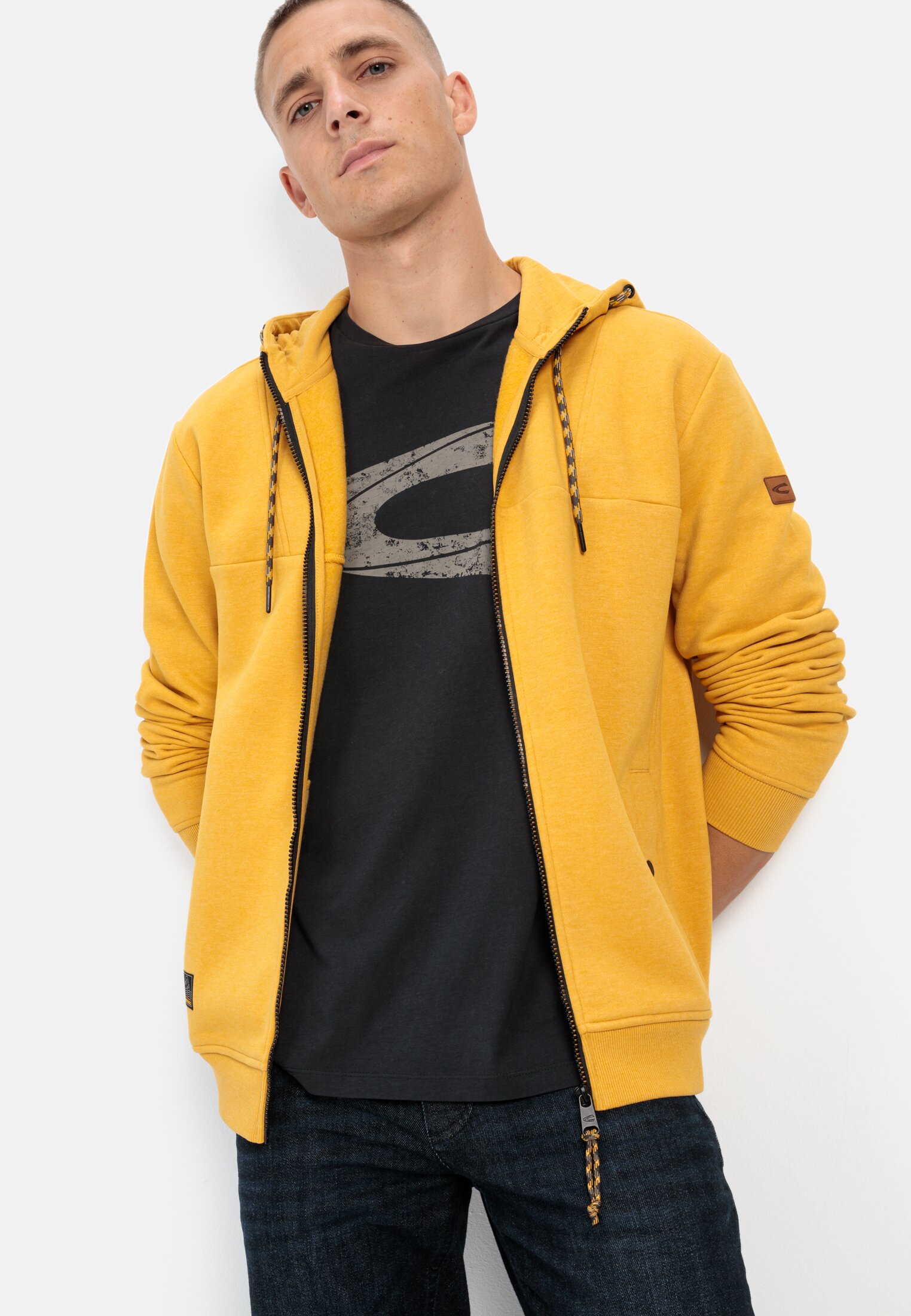Herren Sweatjacke aus einem Organic Cotton mix Gelb getragen emotional