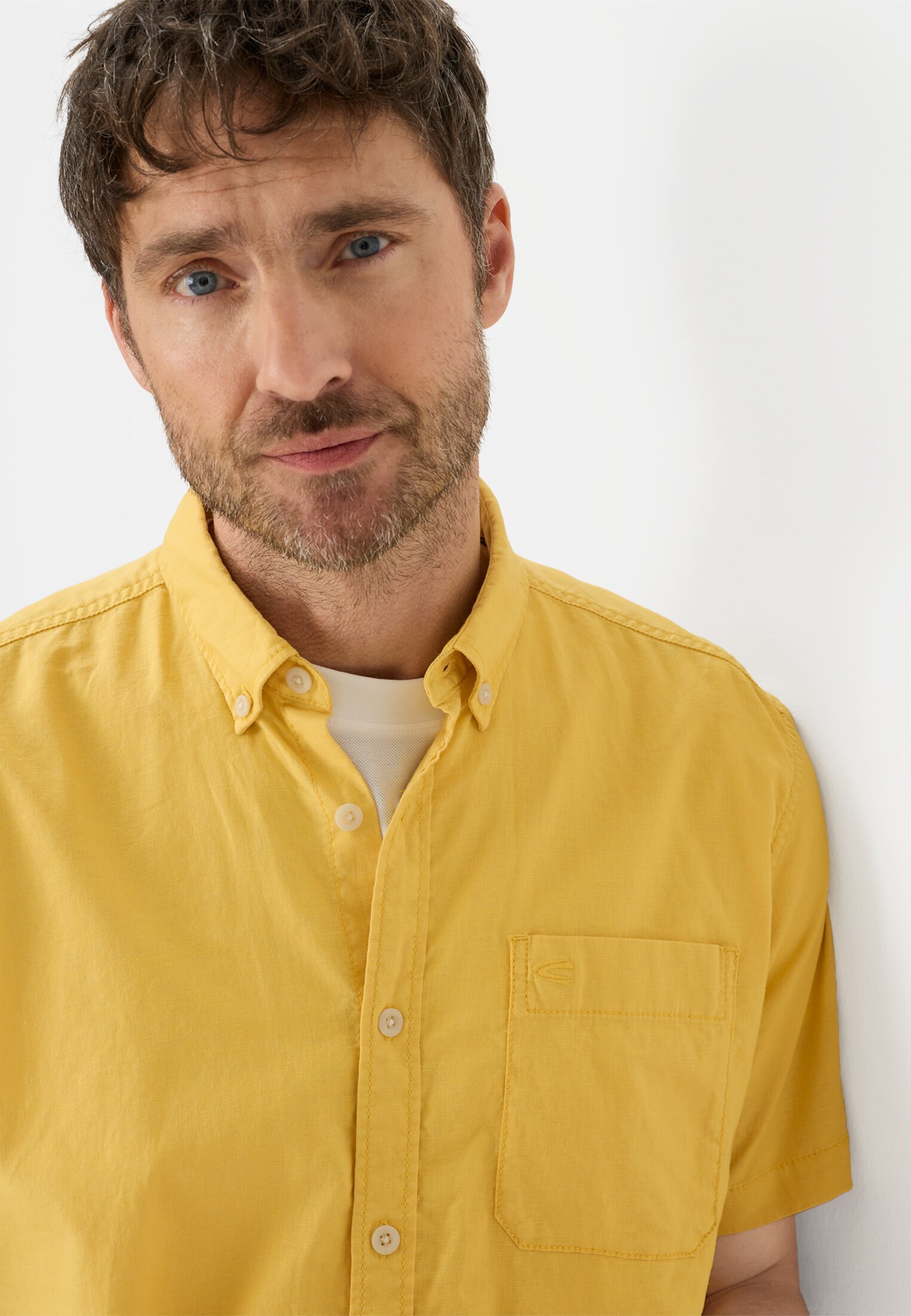 Heren Korte mouwen shirt van linnenmix Zonnegeel gedragen detail dichtbij