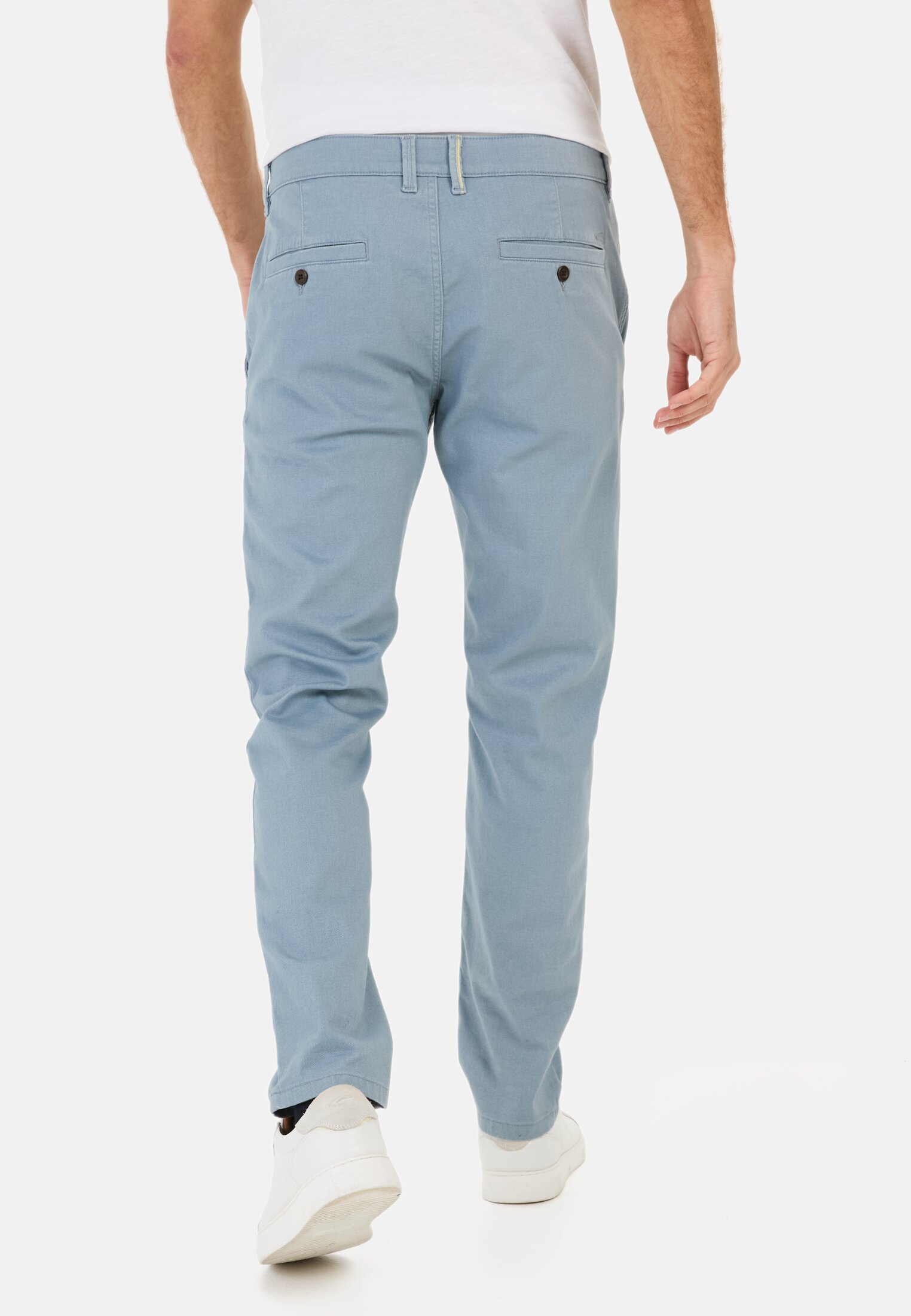 Heren Basic chino slim fit Blauw gedragen achter