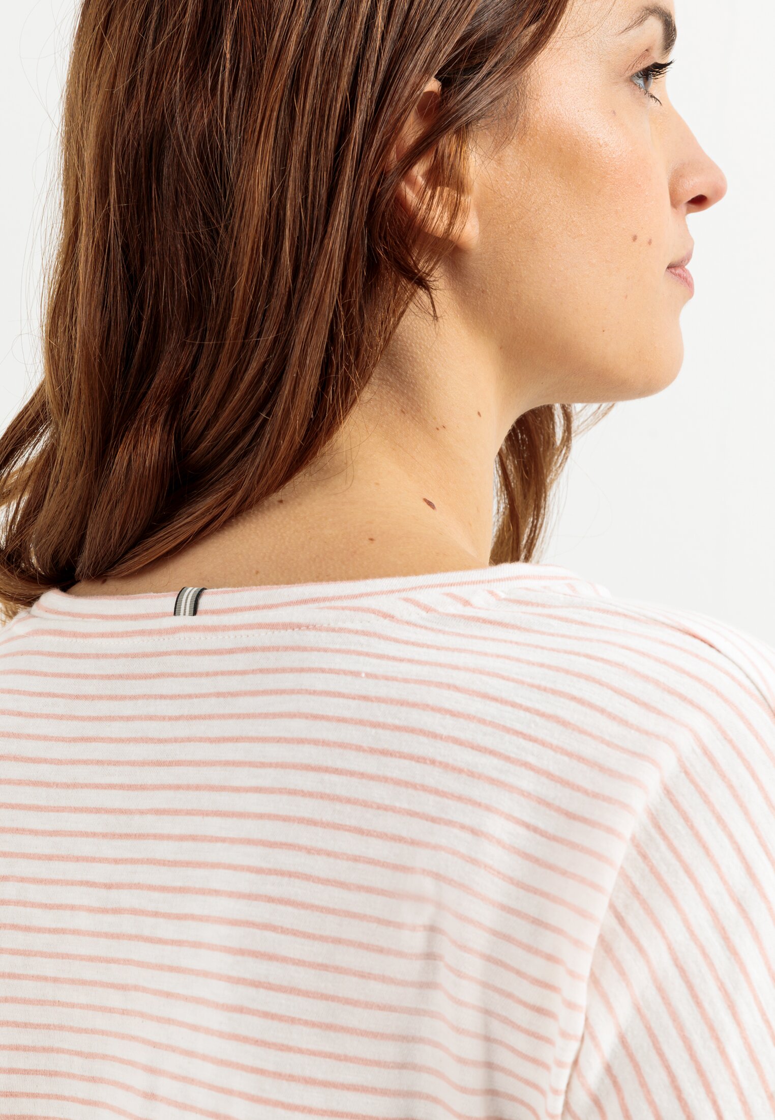 Damen Langarmshirt aus Organic Cotton Rosa getragen detailliert nah