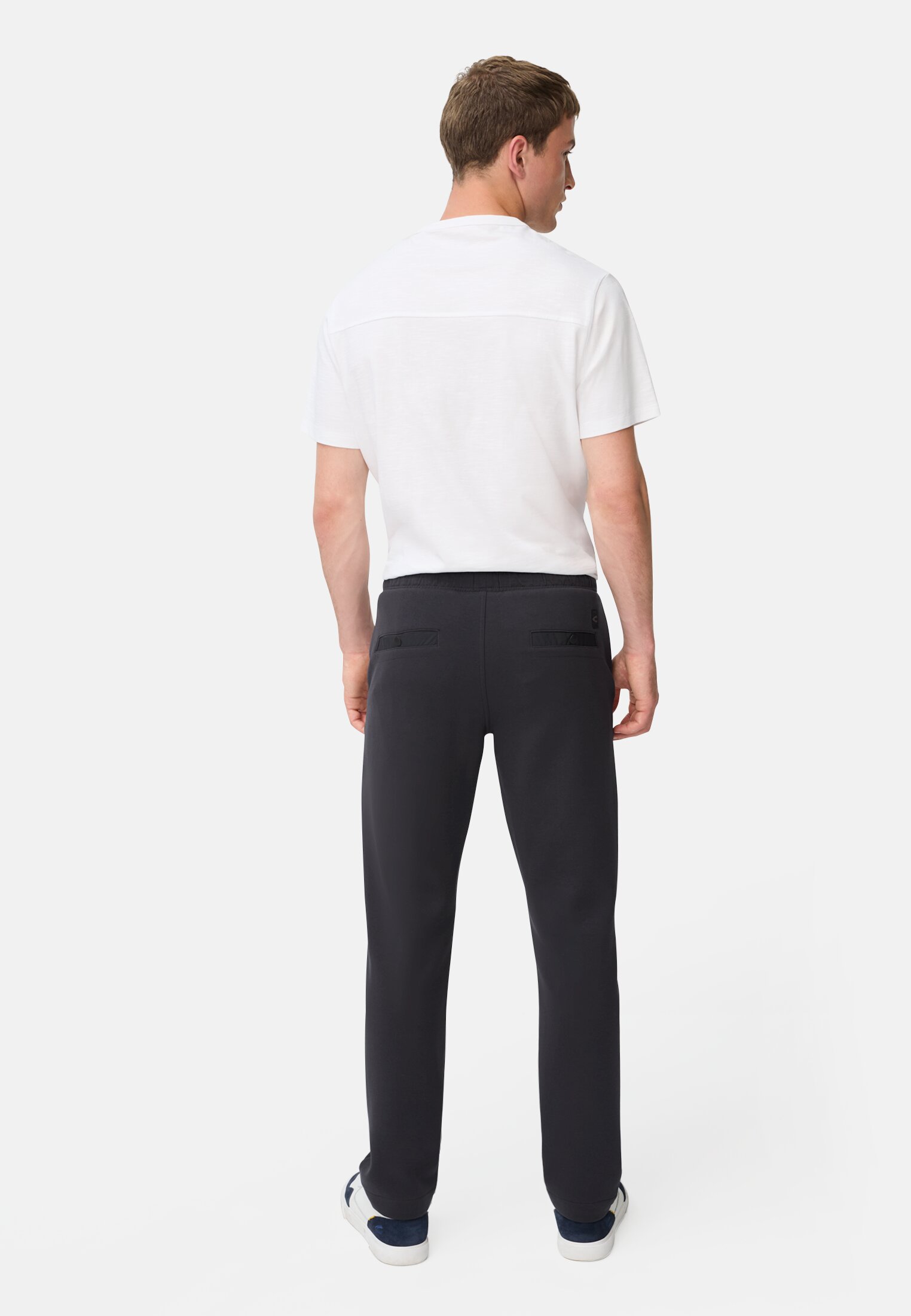 Heren fleXXXactive® Chino regular fit Marineblauw gedragen achter