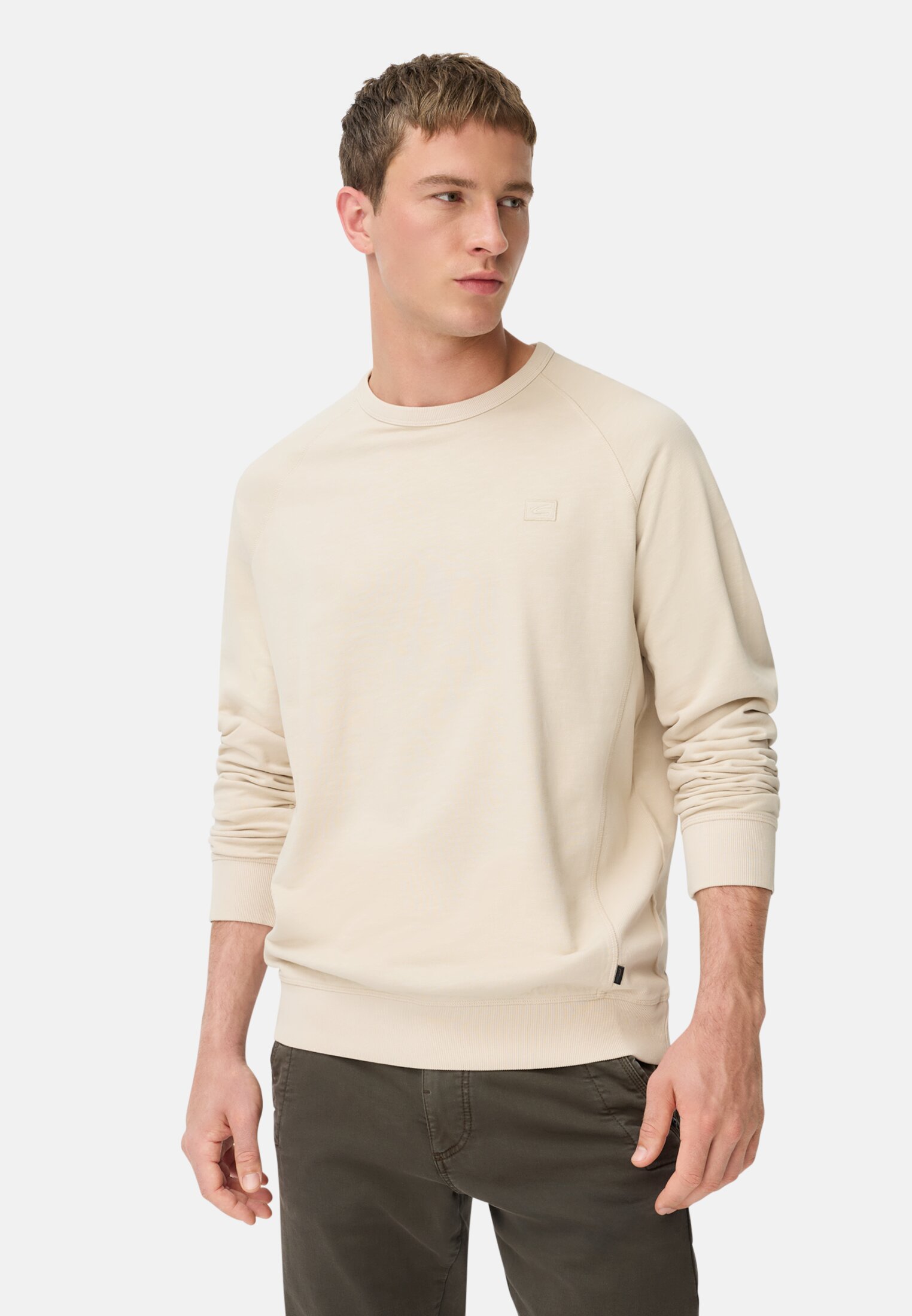 Herren Sweatshirt aus reiner Baumwolle mit Raglanärmeln Hafer getragen vorn