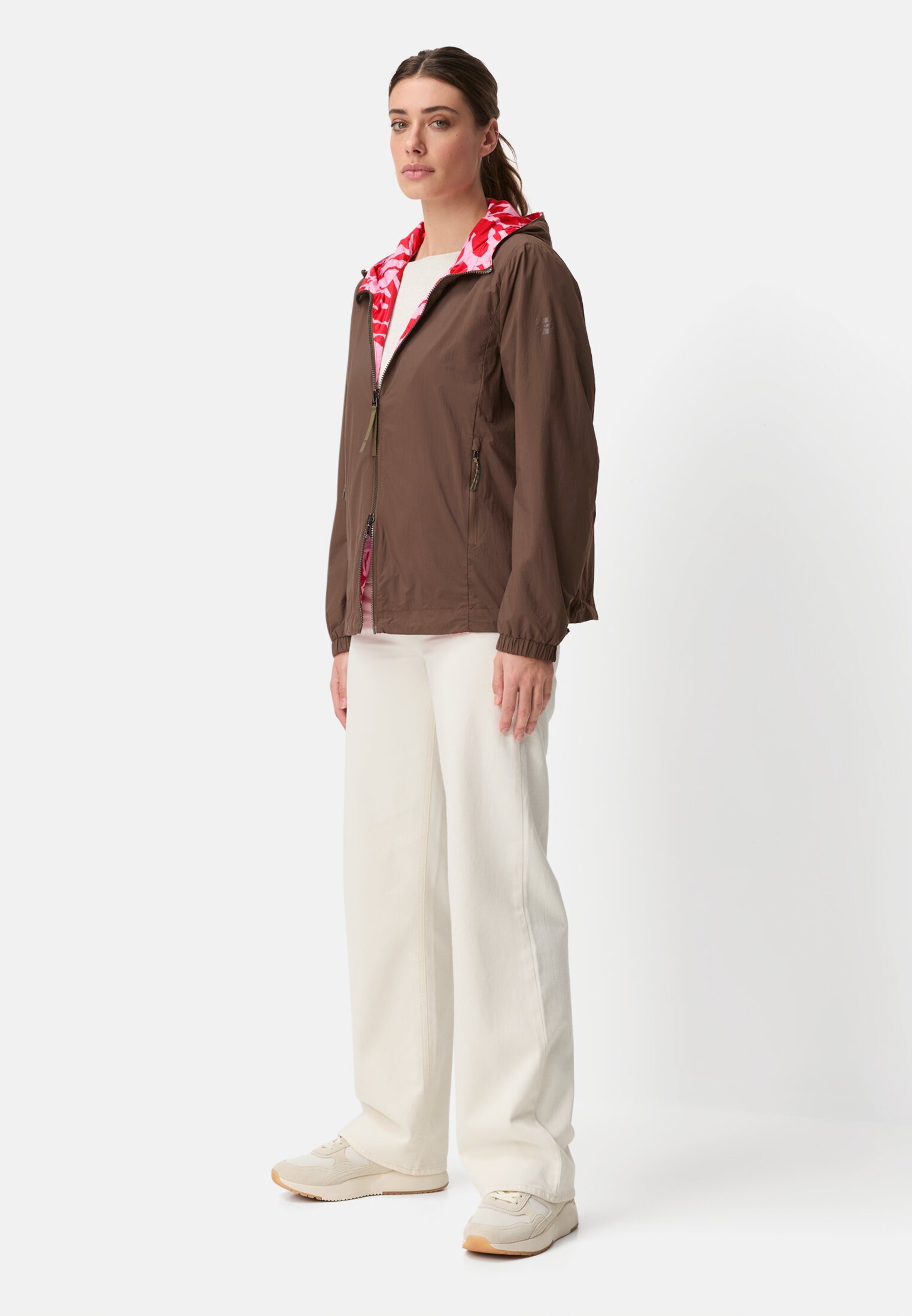 Damen Wendejacke mit Allover-Print und unifarbener Seite Braun getragen vorne Ganzkörper