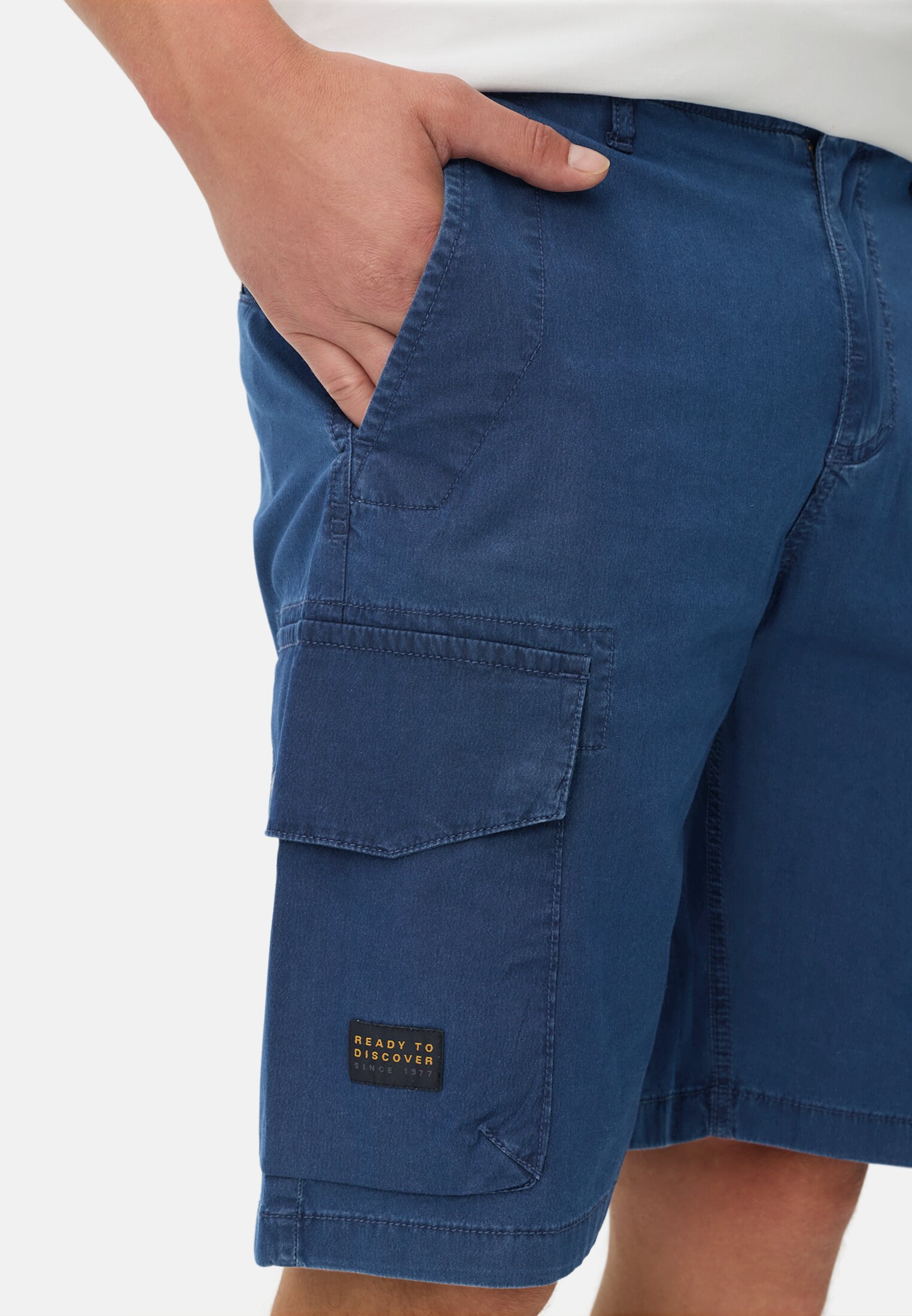 Men Cargo shorts with zipper Indigo Blue worn detail close