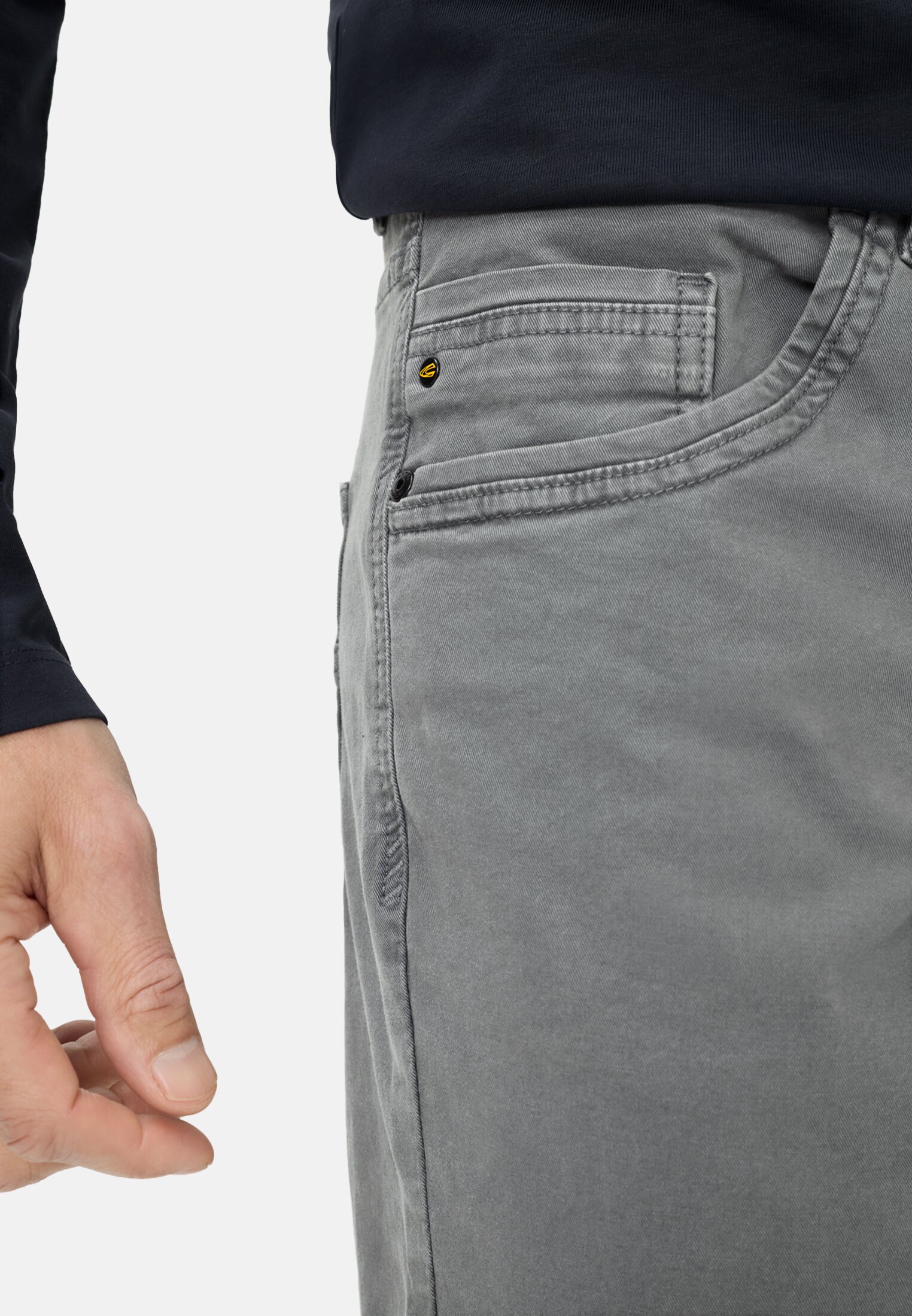 Herren Relaxed Fit 5-Pocket Hose Sturmblau getragen detailliert nah