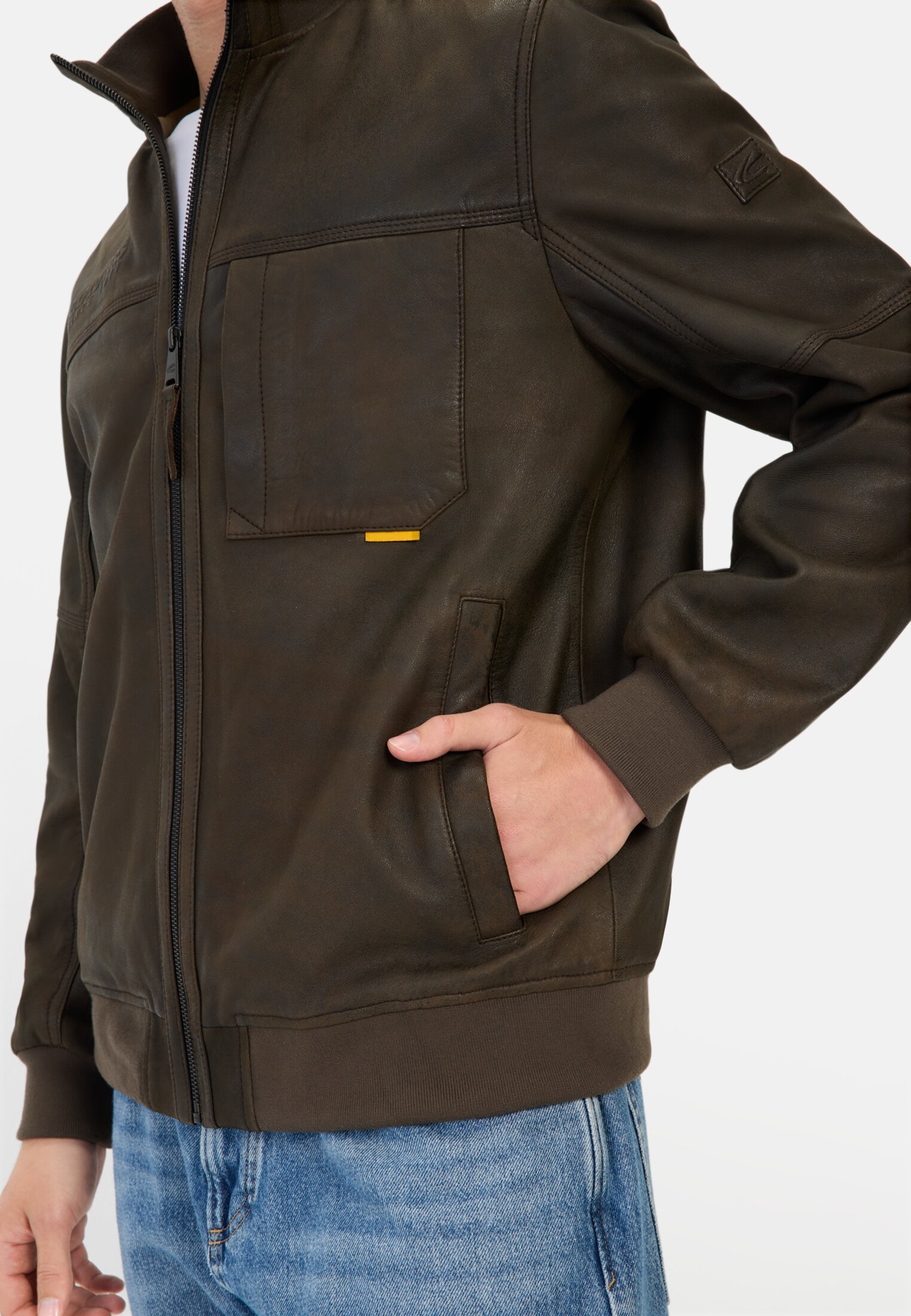Herren Lederjacke mit Bomberkragen Olive-Braun getragen detailliert nah