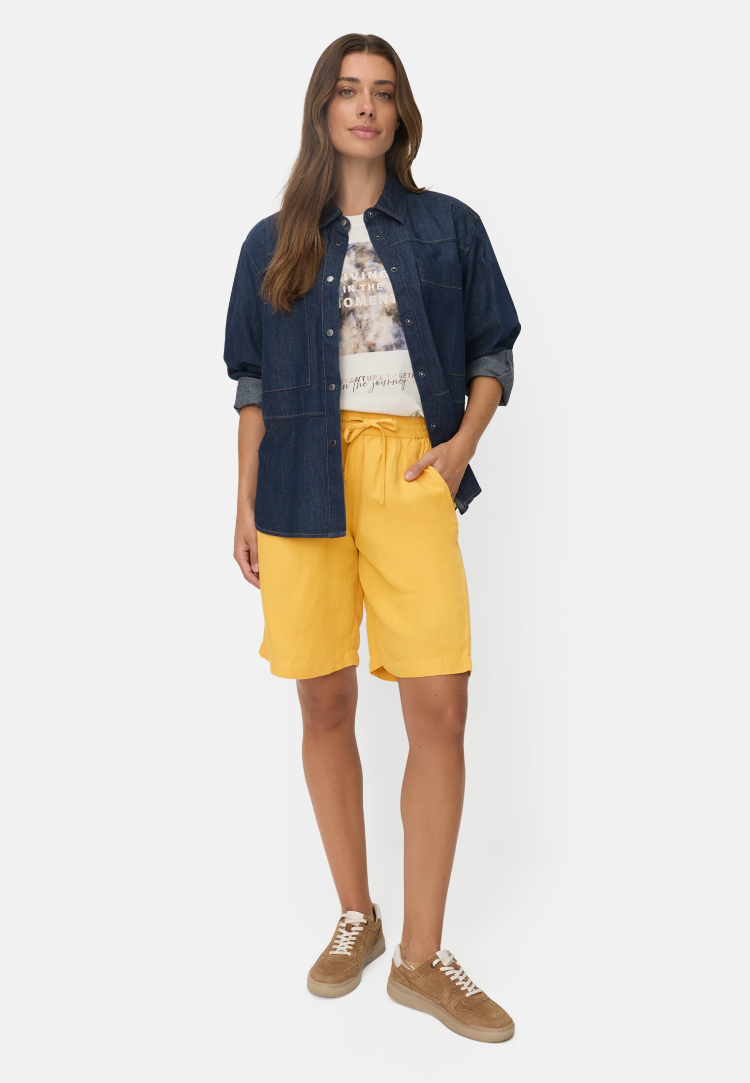 Damen Bermuda Shorts mit Tunnelzug Gelb getragen vorne Ganzkörper