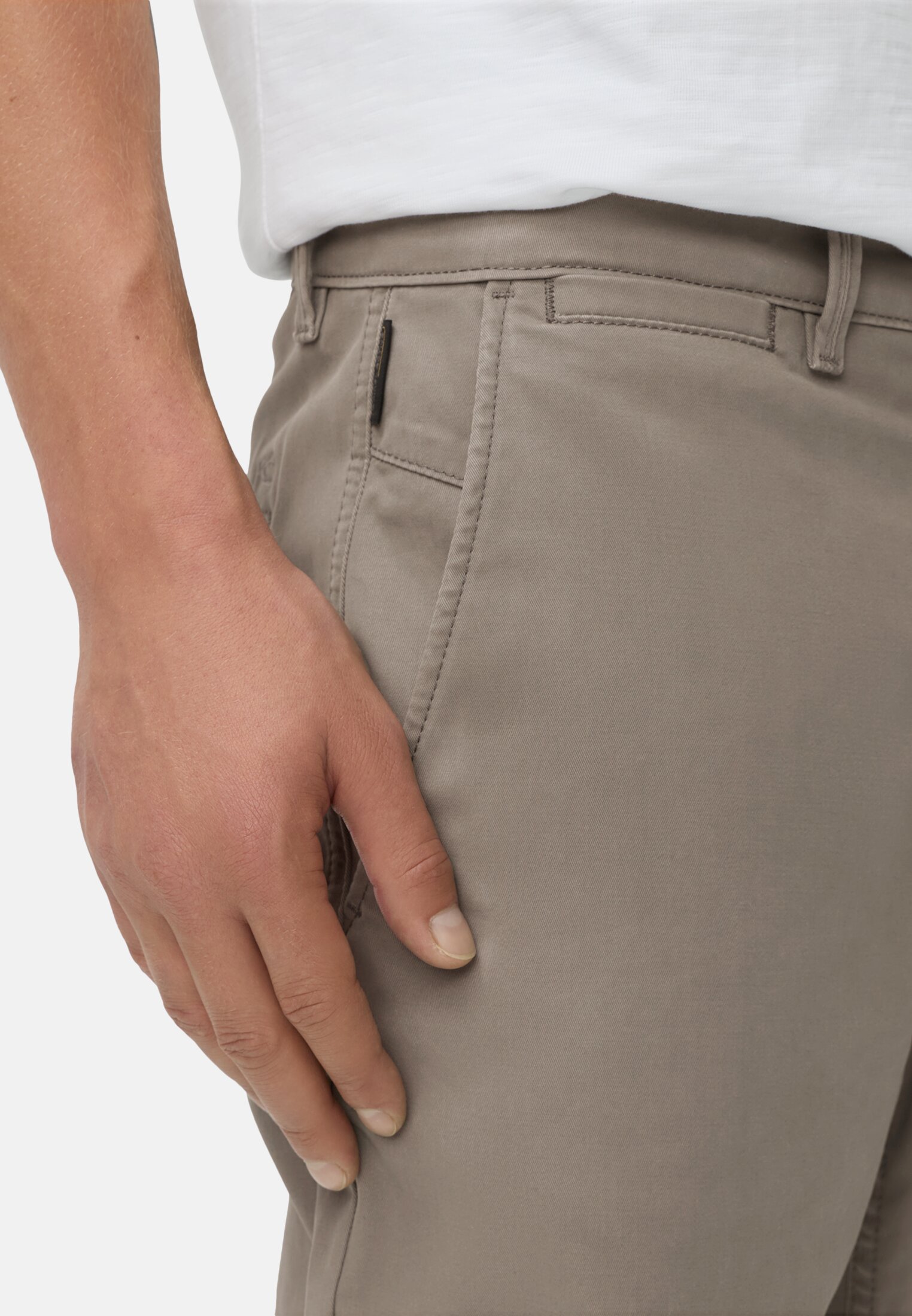 Herren Slim Fit Chino Steingrau getragen detailliert nah