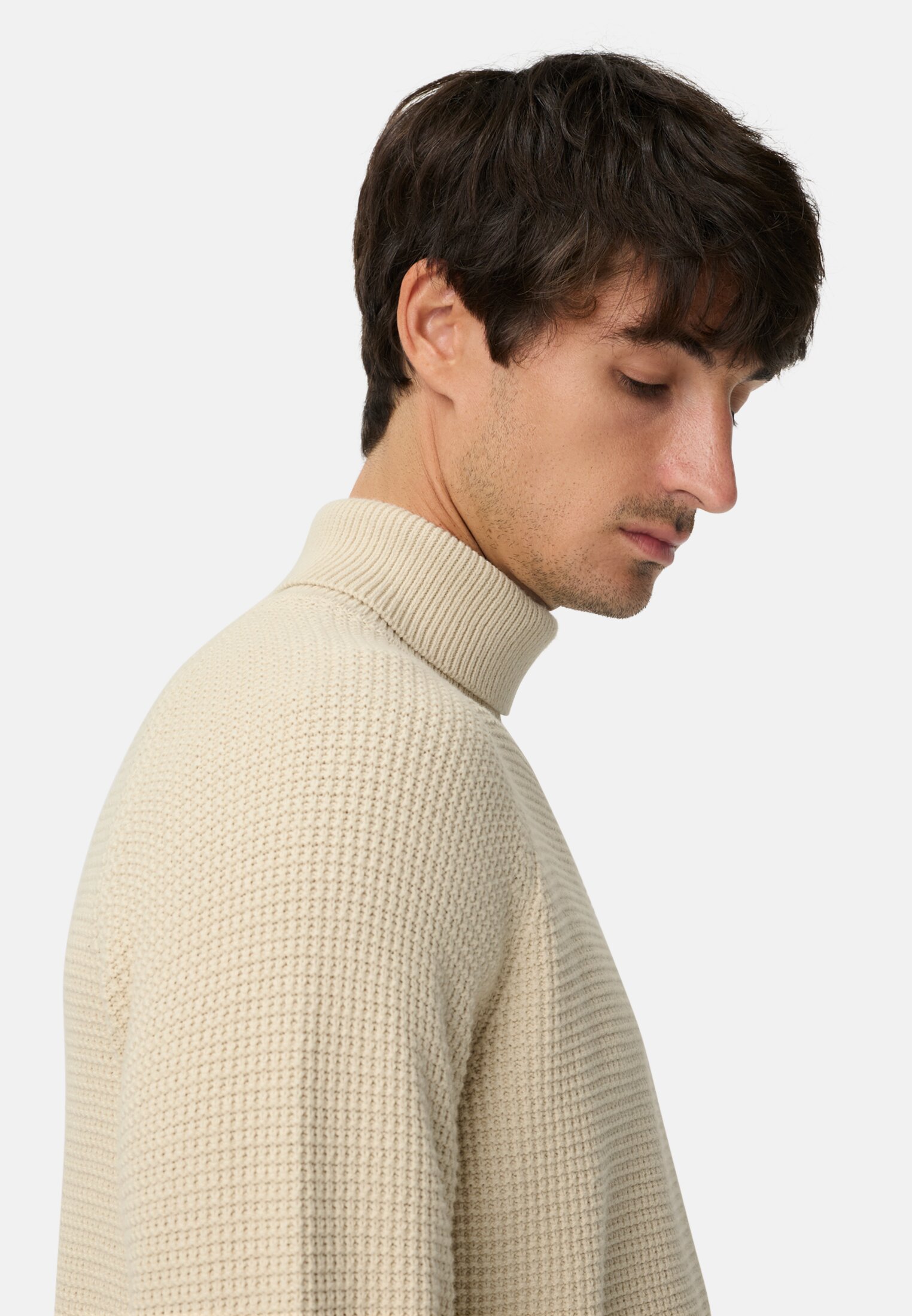 Men Knitted sweater with stand-up collar Oats worn detail close