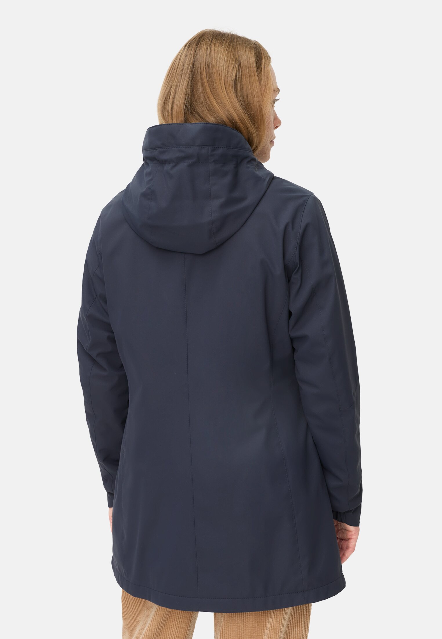 Damen Funktionsjacke aus leichtem Softshell und reflektierenden Details Dunkelblau getragen hinten