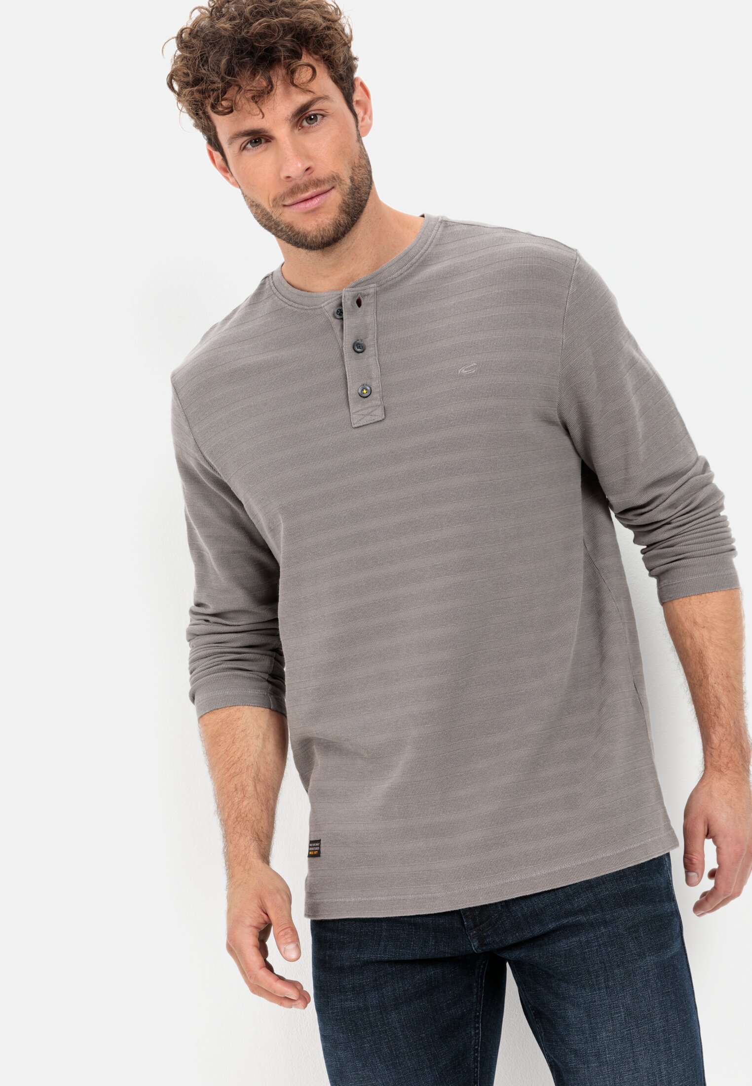 Herren Langarm Henleyshirt aus reiner Baumwolle Grau getragen emotional