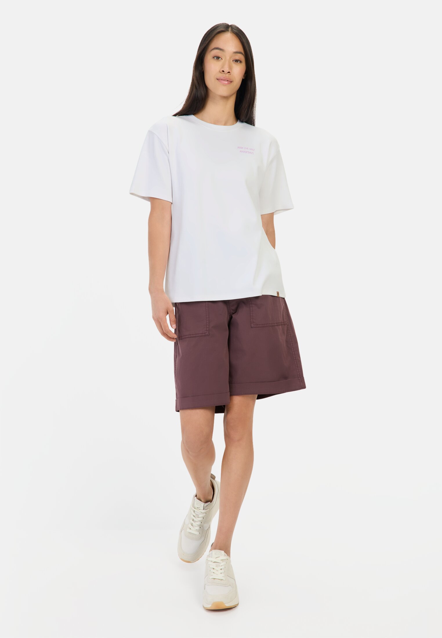 camelactive_T-Shirt_Placement_Nature_309606-5T73-83_M3 Damen T-Shirt mit Rückenprint Weiß getragen vorne Ganzkörper