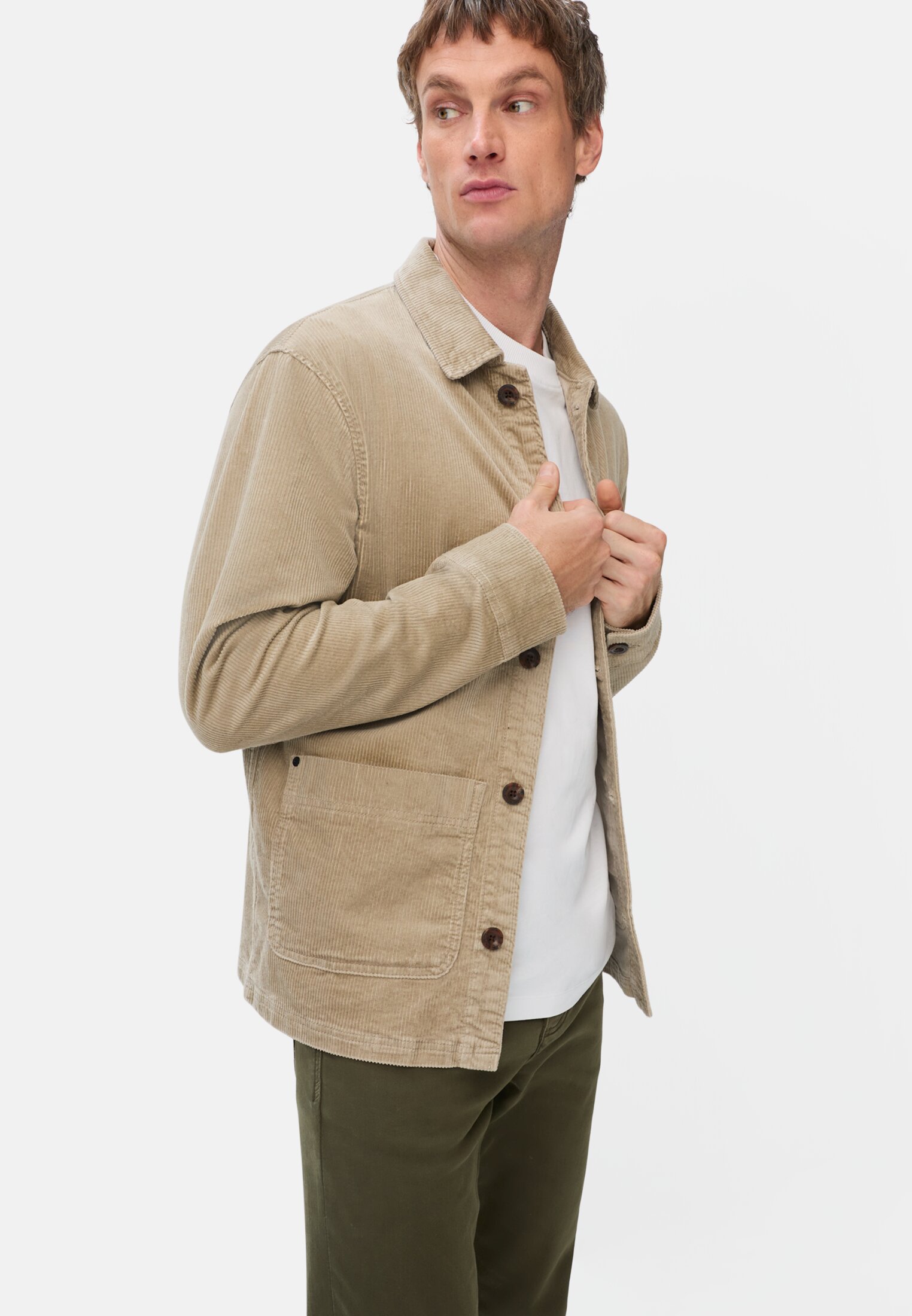 Herren Workwear Overshirt aus Cord Beige getragen emotional